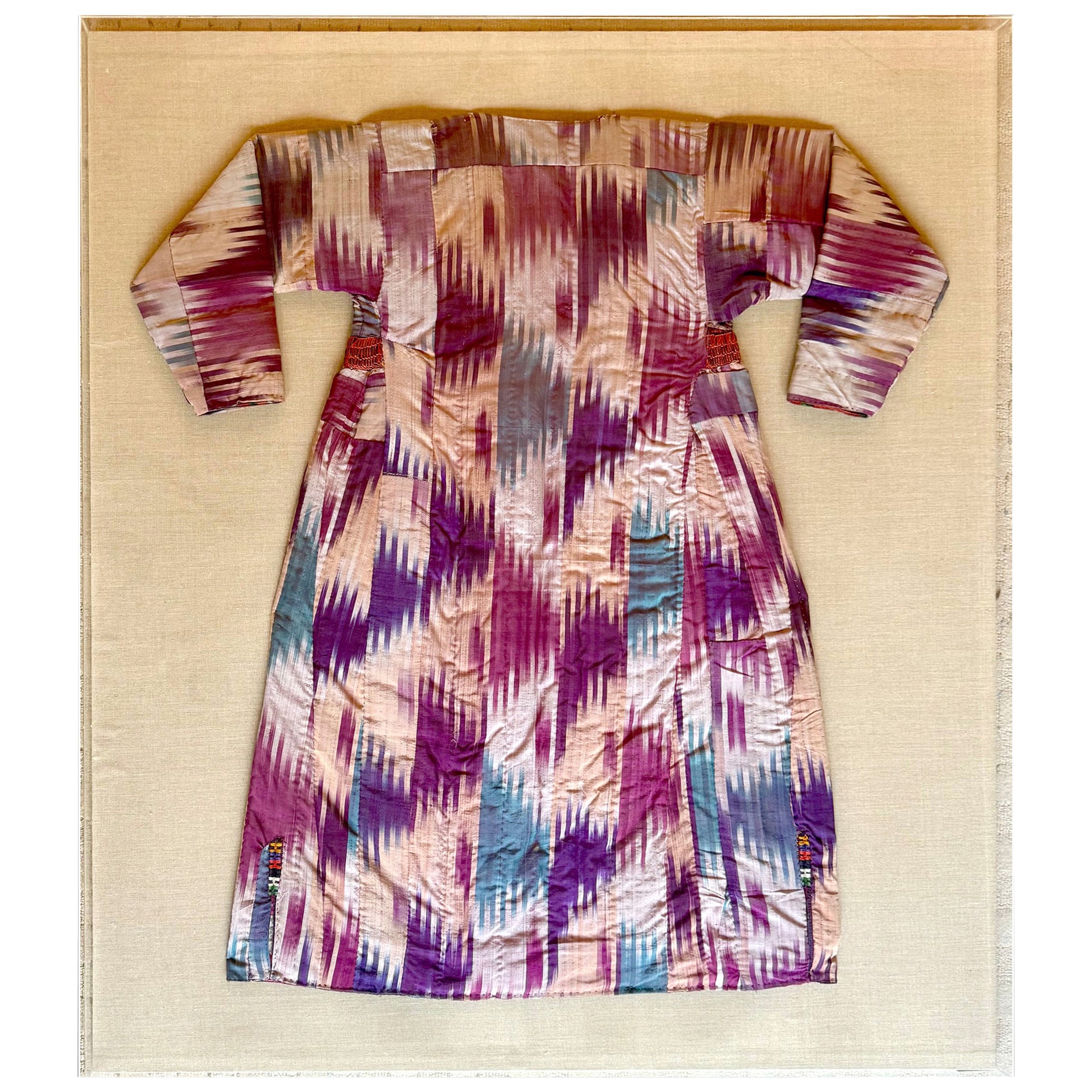Gerahmte antike Seide Ikat Chapan Robe Zentralasien mit Provenienz im Angebot