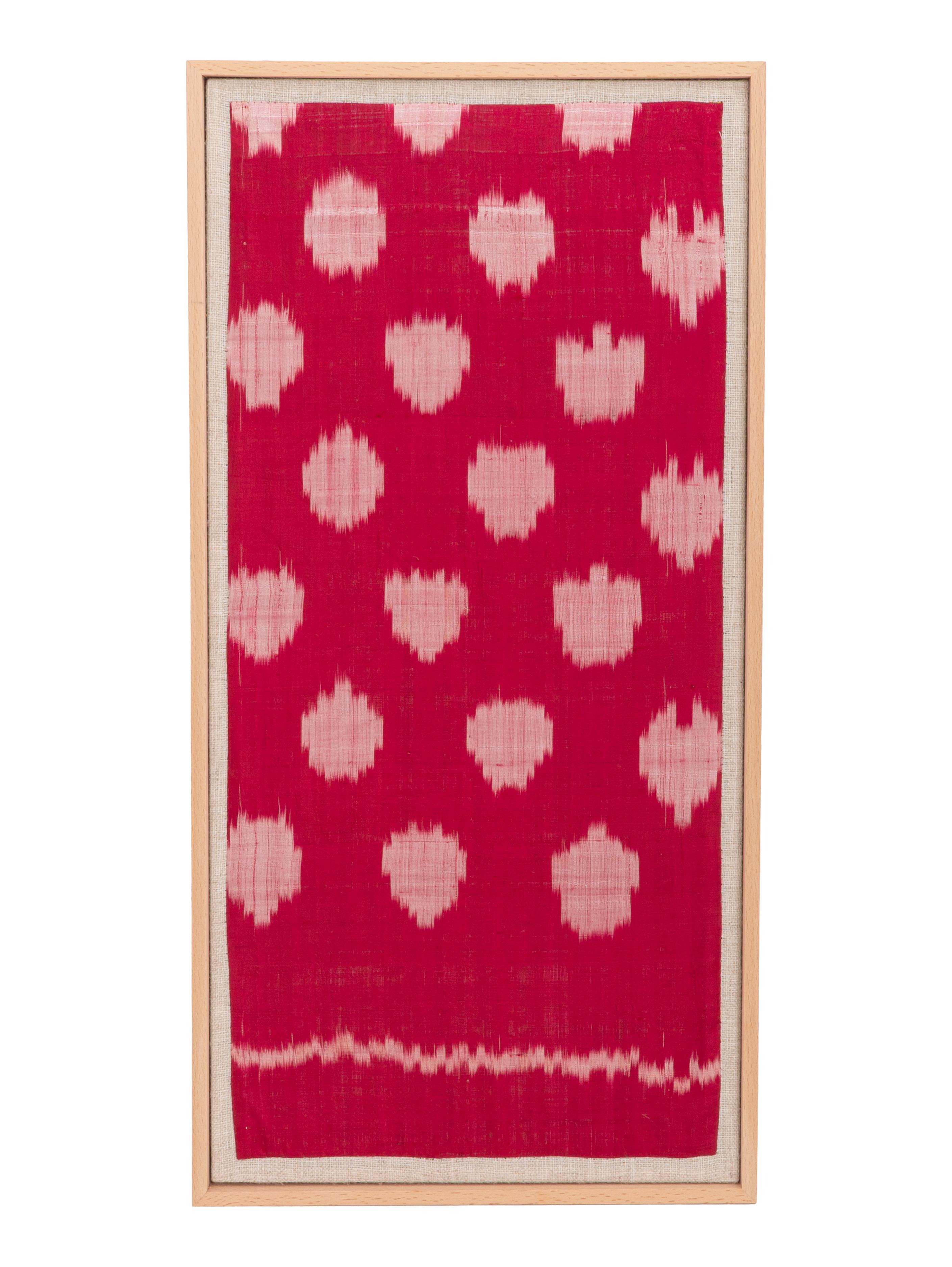 Das Fragment wurde zunächst von Hand auf einen Leinenstoff aufgezogen, dann auf einen Holzrahmen gespannt und mit einem Holzrahmen abgeschlossen.
E 20.  Jahrhundert. UZBEKISTAN
Bereit für die Anbringung an einer Wand.

Gerahmte Artikel oben ist aus