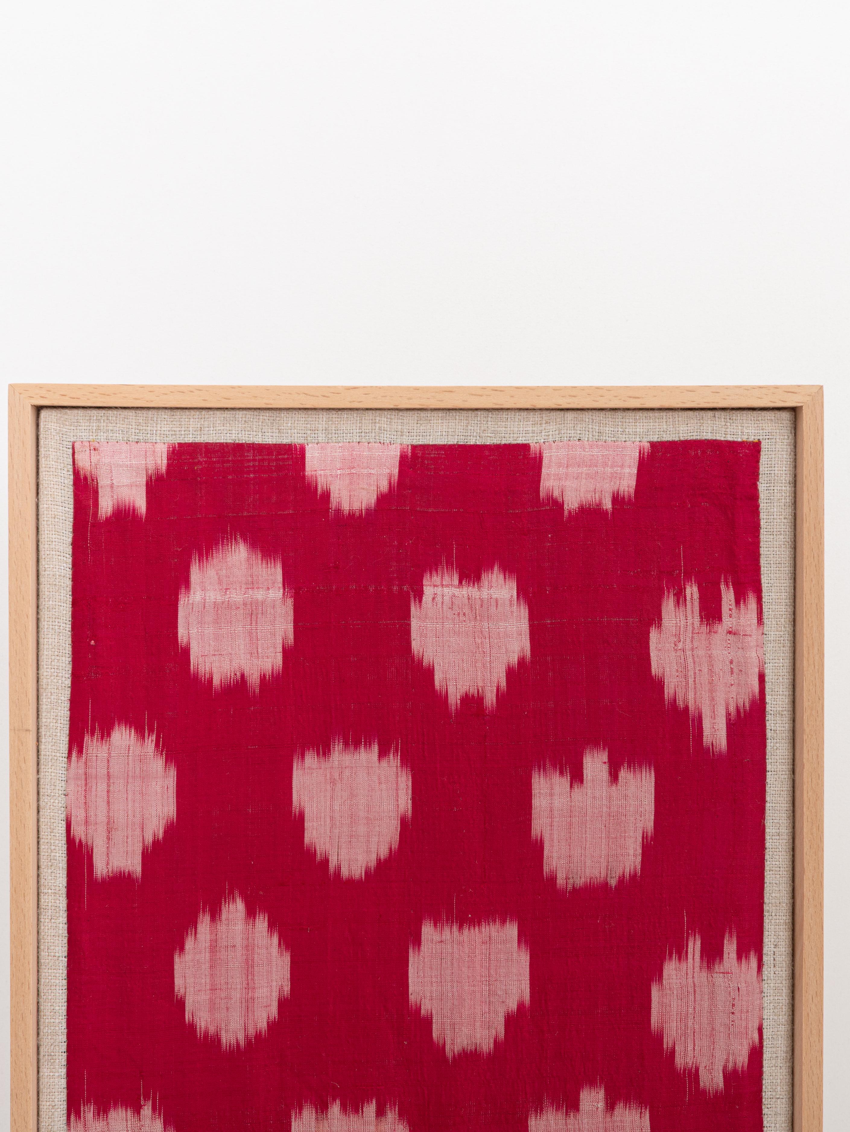 Gerahmtes antikes Seiden-Ikat-Fragment, Usbekistan Anfang 20. (Volkskunst) im Angebot