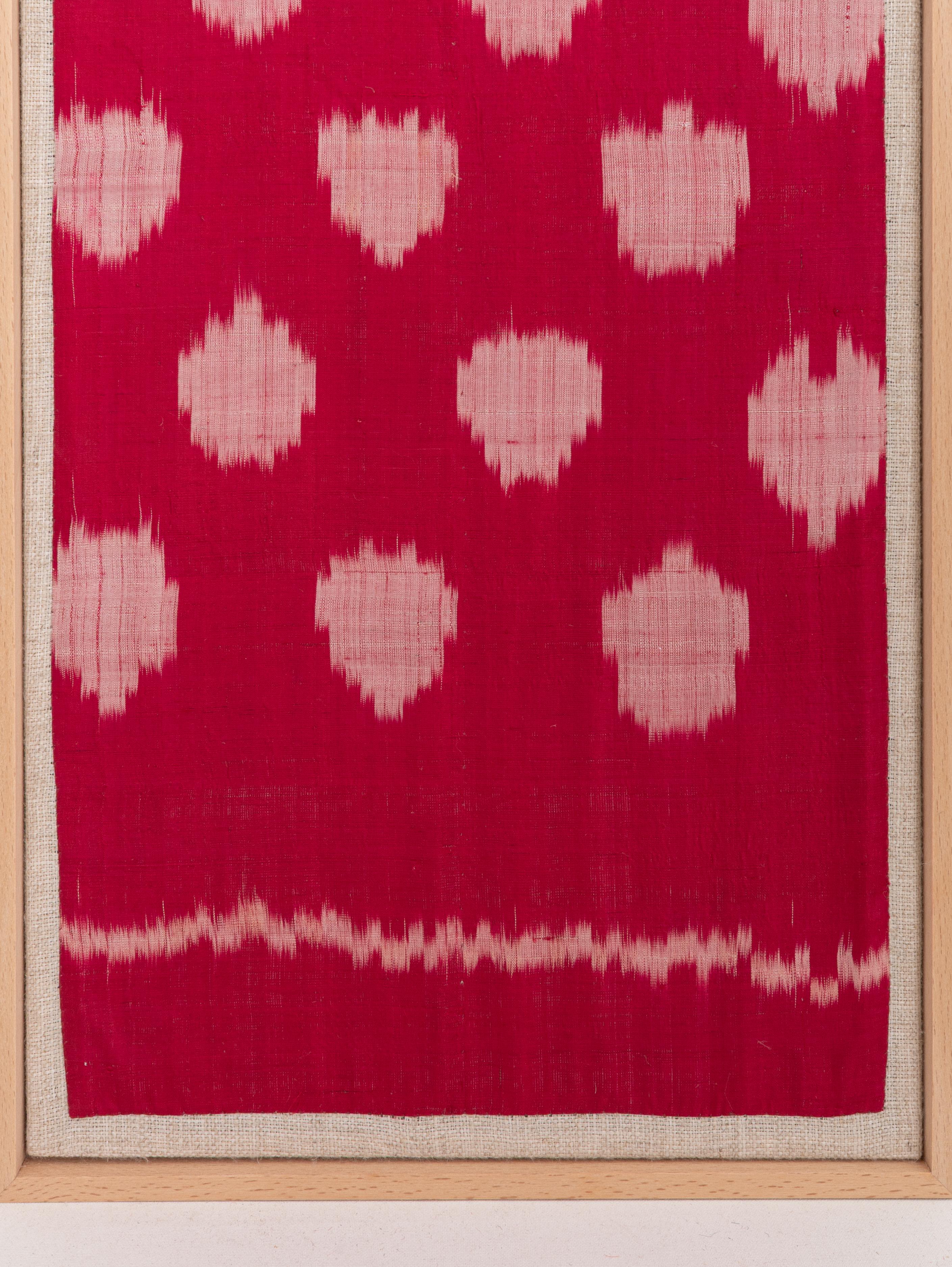 Gerahmtes antikes Seiden-Ikat-Fragment, Usbekistan Anfang 20. (Usbekisch) im Angebot