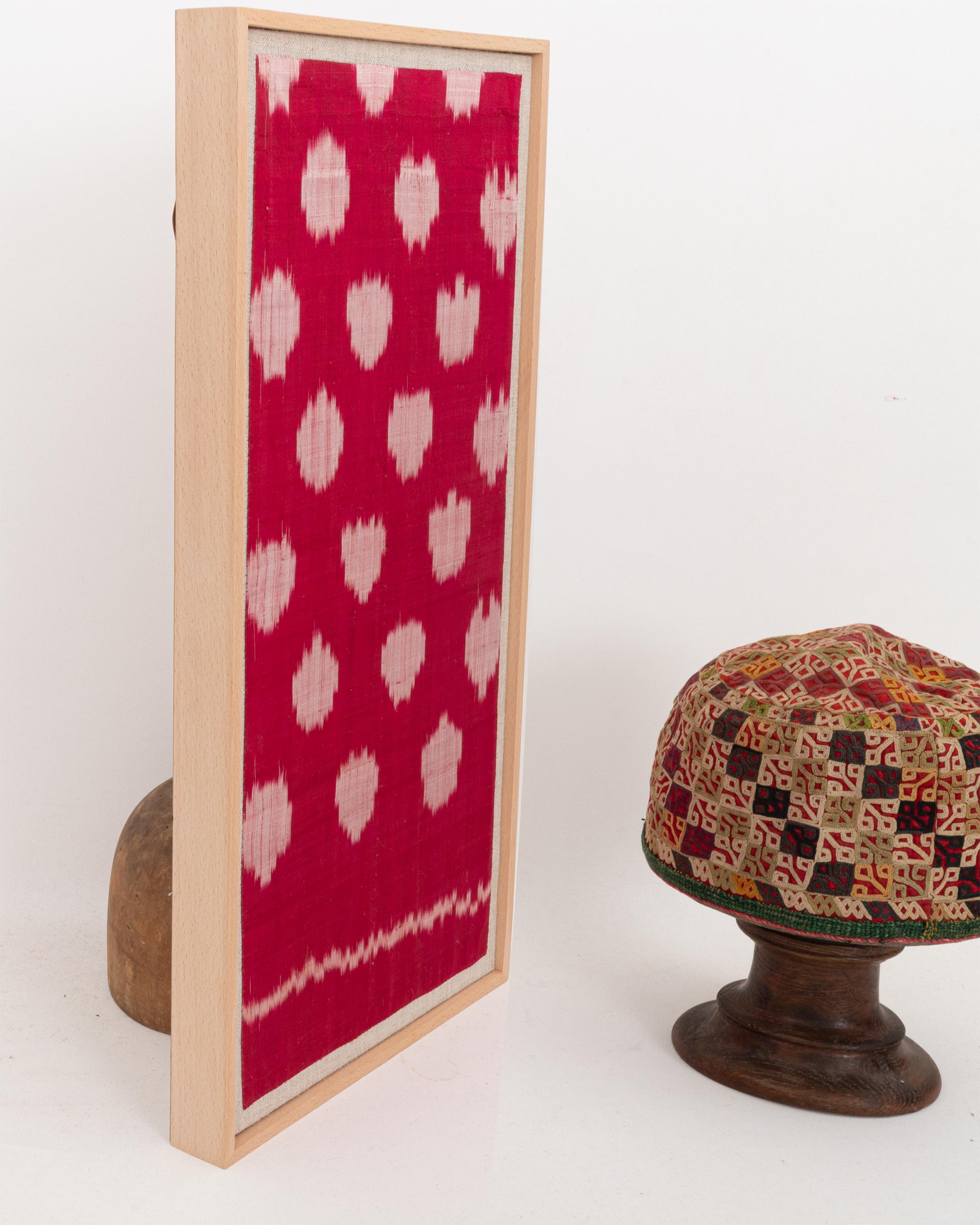 Gerahmtes antikes Seiden-Ikat-Fragment, Usbekistan Anfang 20. im Zustand „Gut“ im Angebot in Istanbul, TR