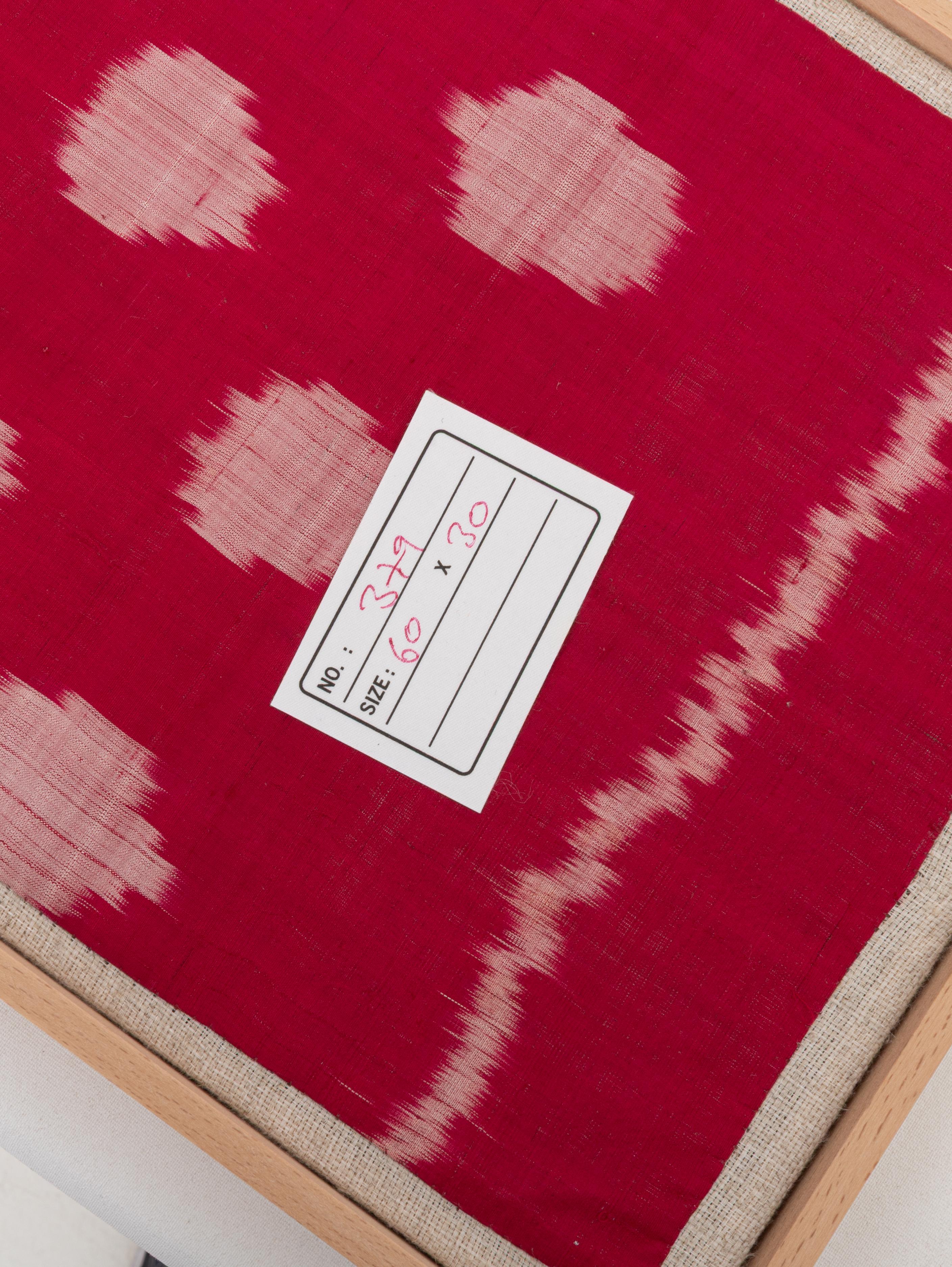 Gerahmtes antikes Seiden-Ikat-Fragment, Usbekistan Anfang 20. im Angebot 1