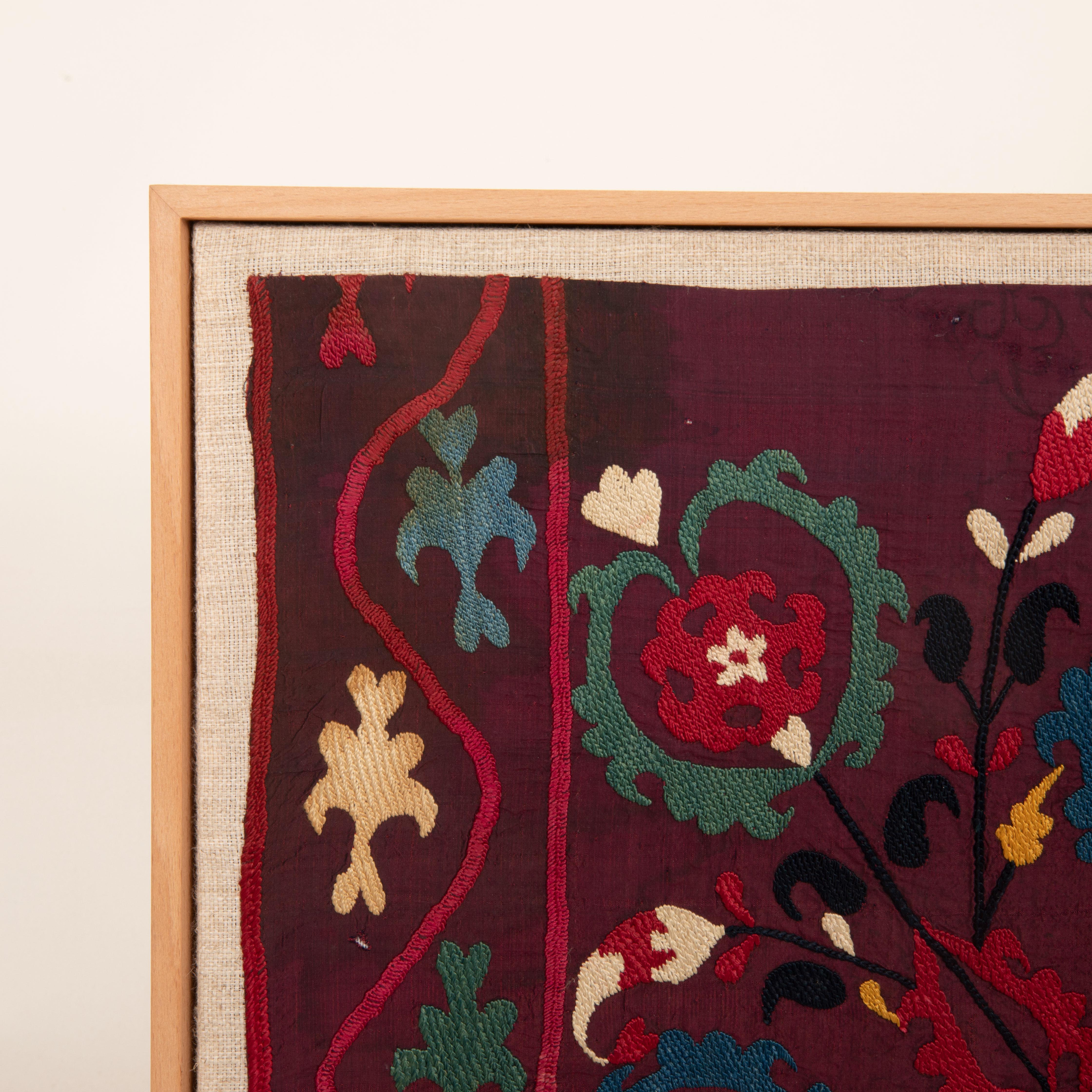 Uzbeko Frammento di Suzani antico incorniciato, XIX secolo.