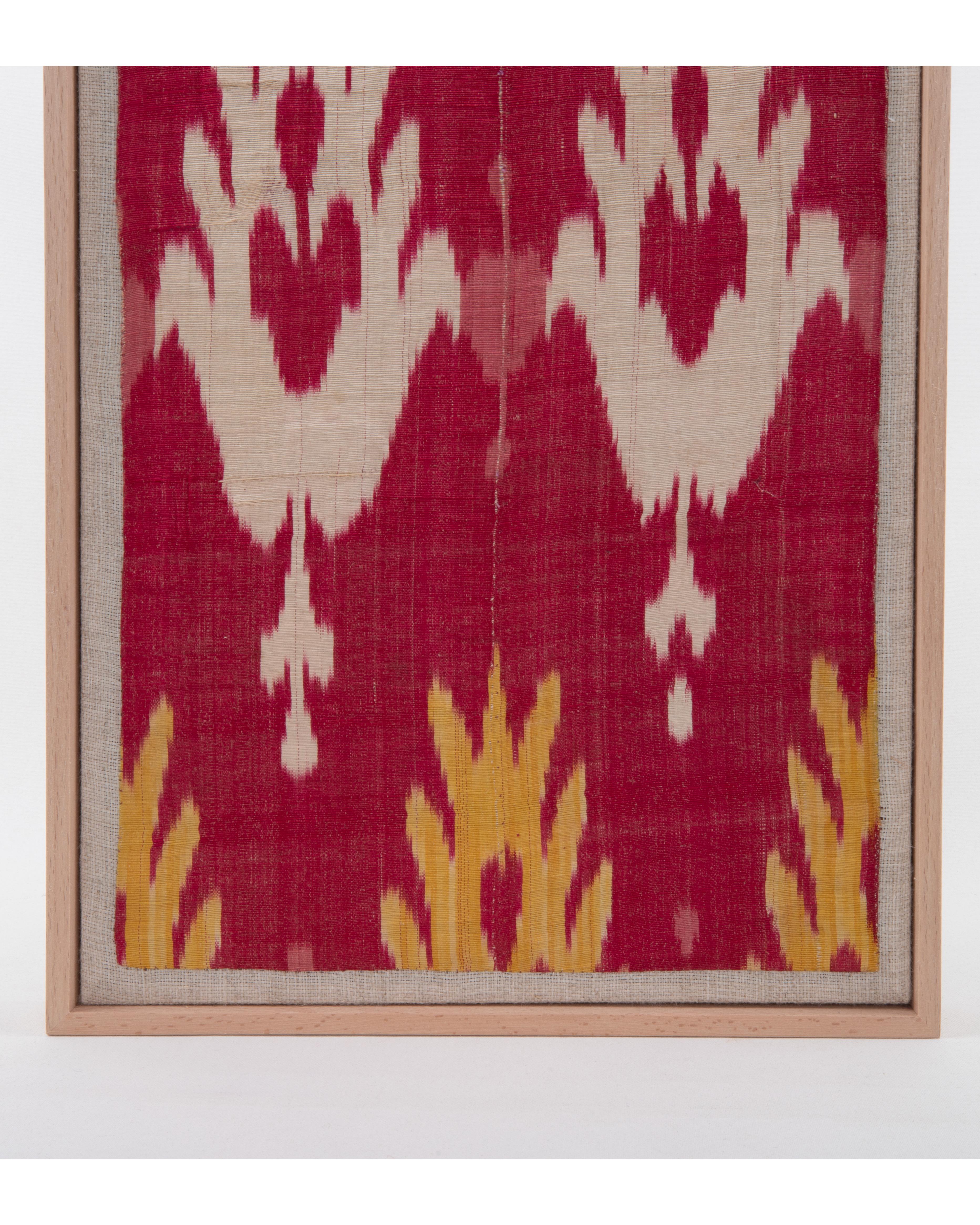 Framed Antique Silk and Cotton Ikat Fragment, 19th C. im Zustand „Relativ gut“ im Angebot in Istanbul, TR