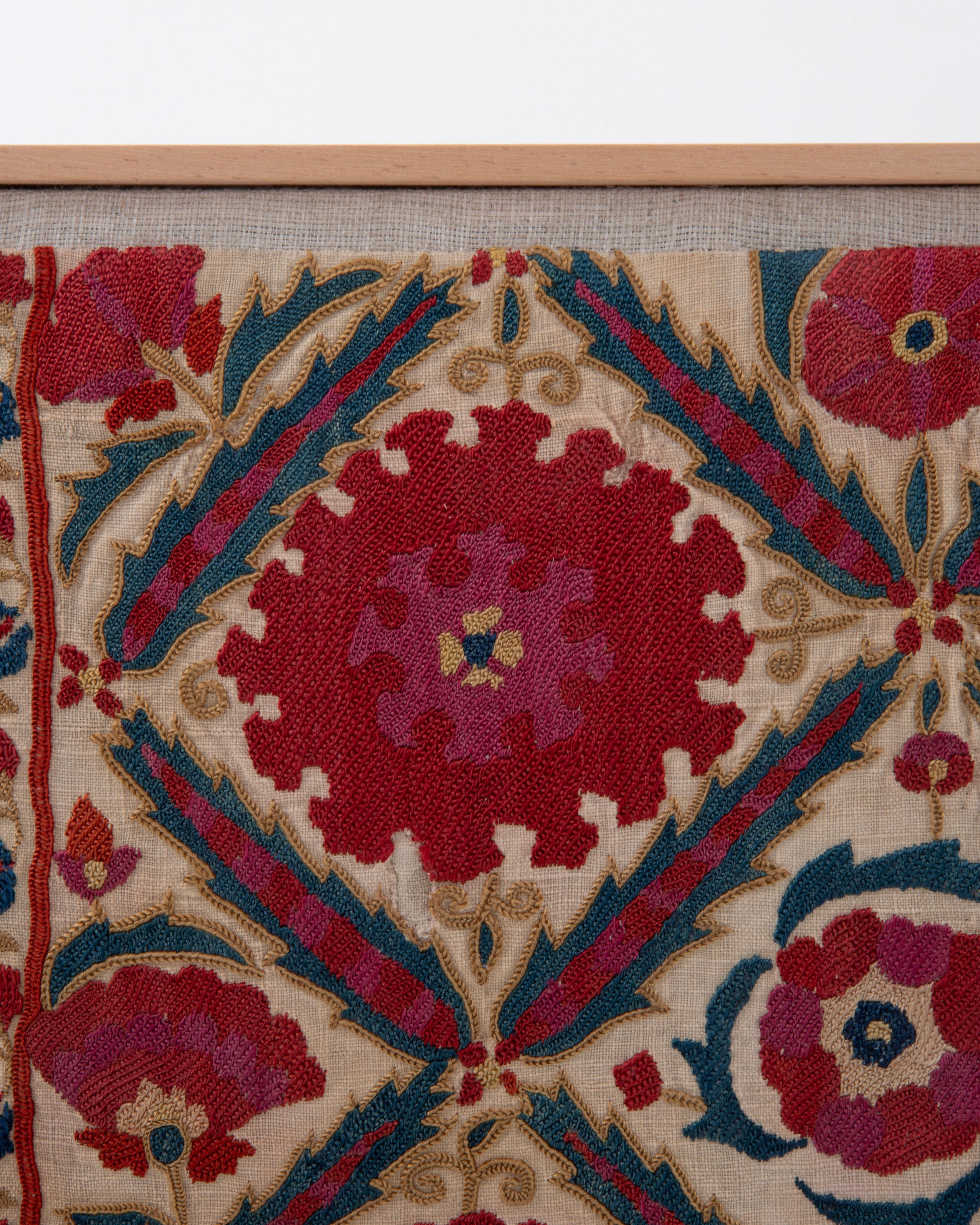 Gerahmtes antikes Suzani-Fragment, Tadschikistan, 19. (Tadschikisch) im Angebot