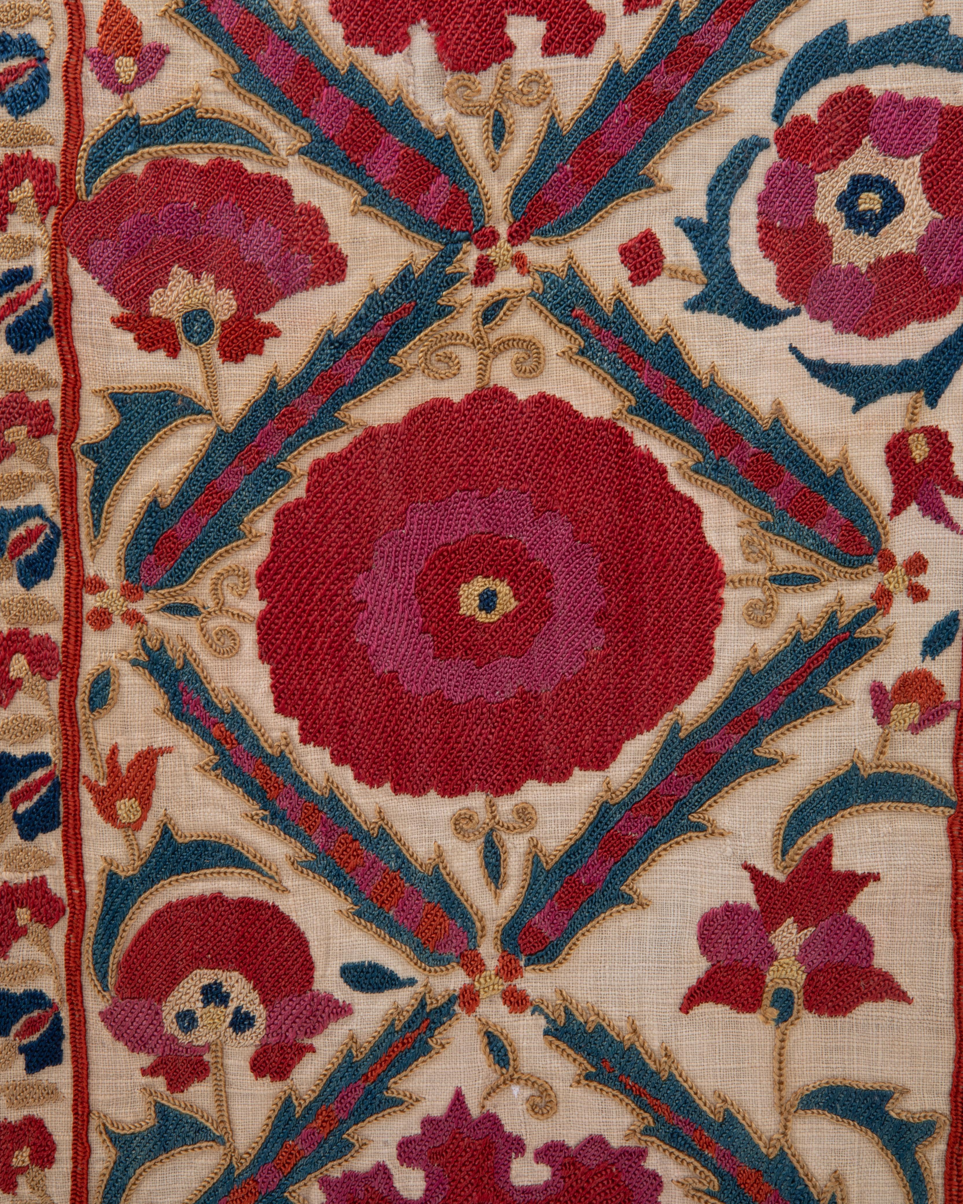 Gerahmtes antikes Suzani-Fragment, Tadschikistan, 19. (Bestickt) im Angebot