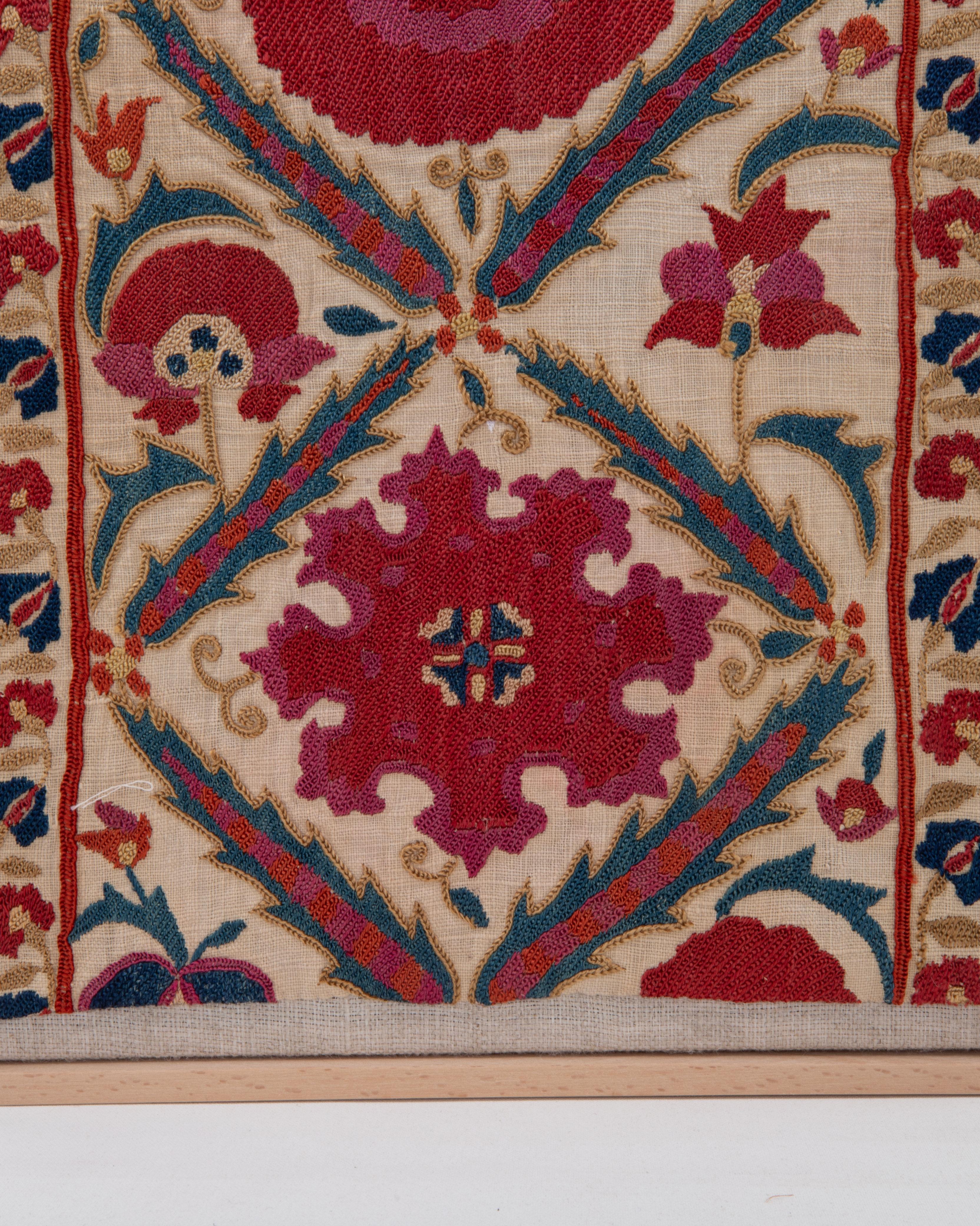 Gerahmtes antikes Suzani-Fragment, Tadschikistan, 19. im Zustand „Relativ gut“ im Angebot in Istanbul, TR