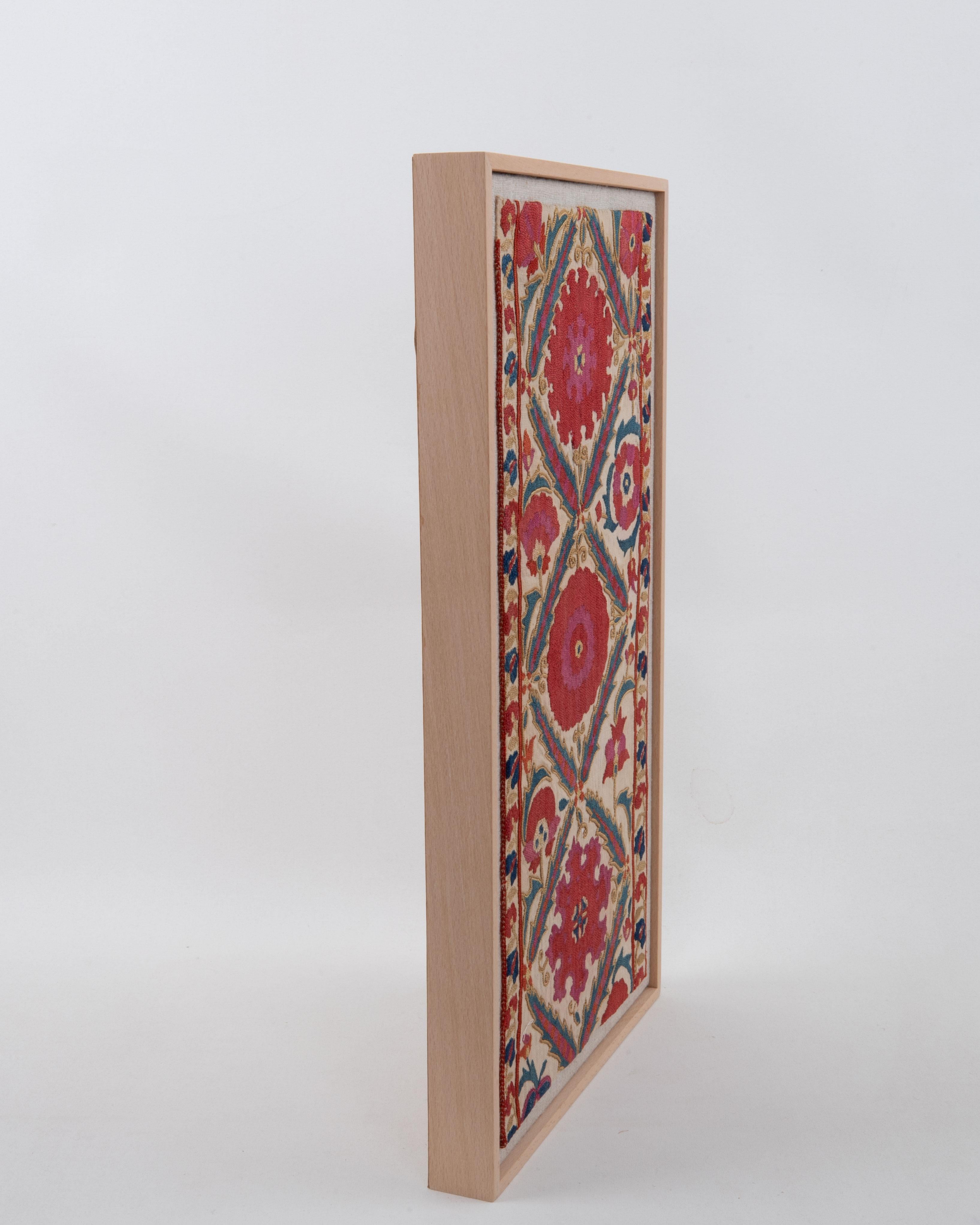 Gerahmtes antikes Suzani-Fragment, Tadschikistan, 19. (19. Jahrhundert) im Angebot
