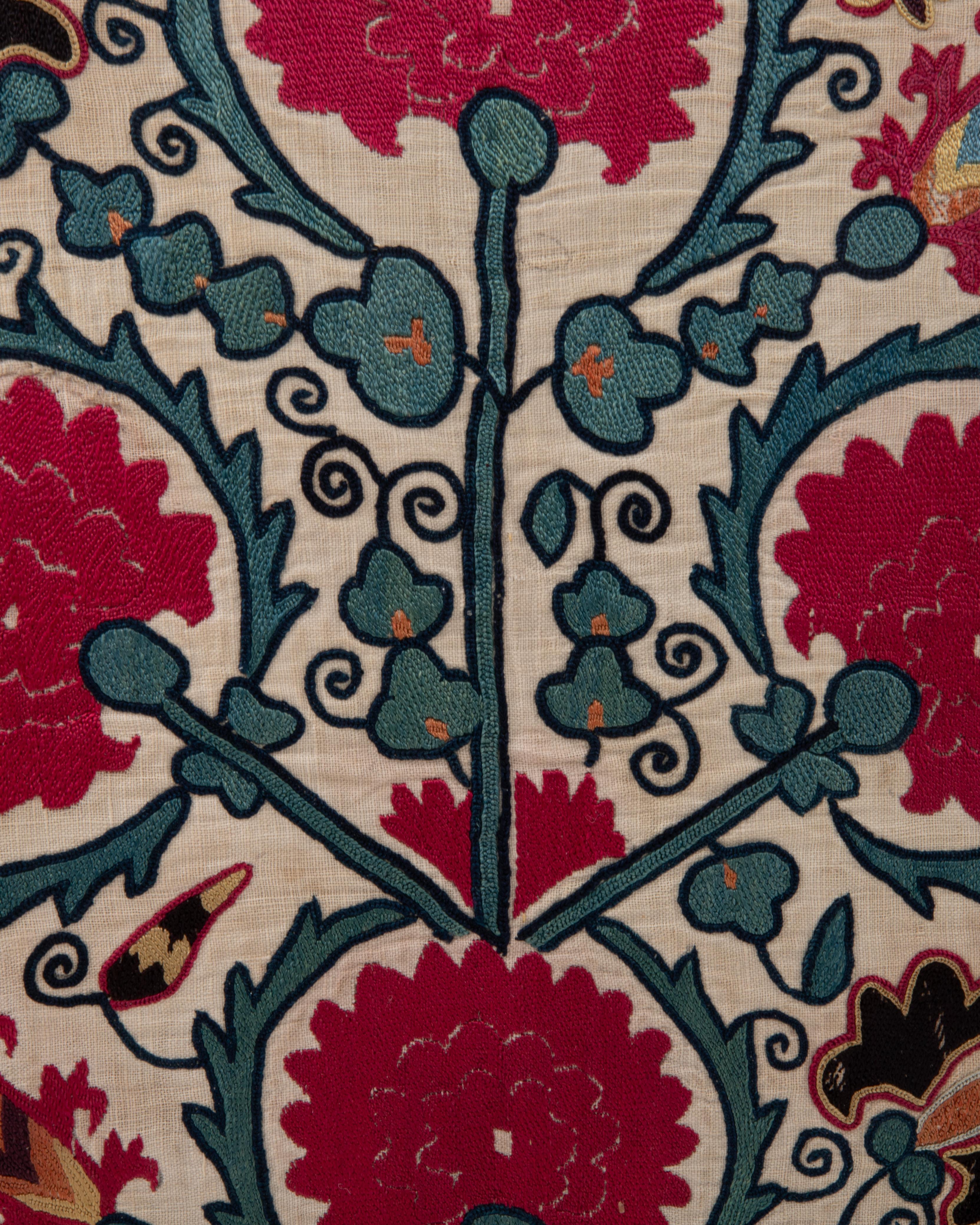 Gerahmtes antikes Suzani-Fragment, Tadschikistan, 19. im Zustand „Relativ gut“ im Angebot in Istanbul, TR