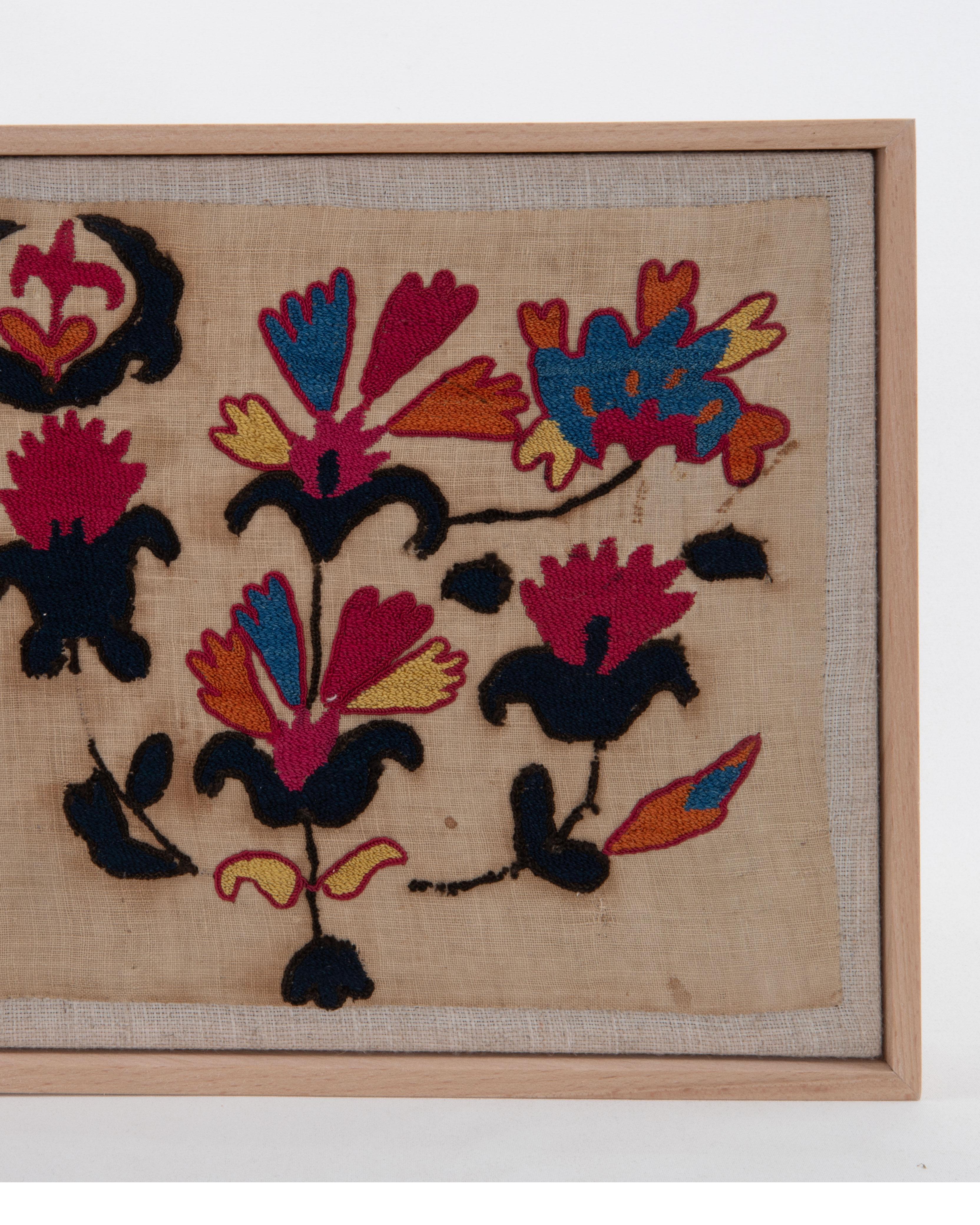 Framed Antique Tashkent Suzani Fragment, Tajikstan en Bastante bueno estado para la venta en Istanbul, TR