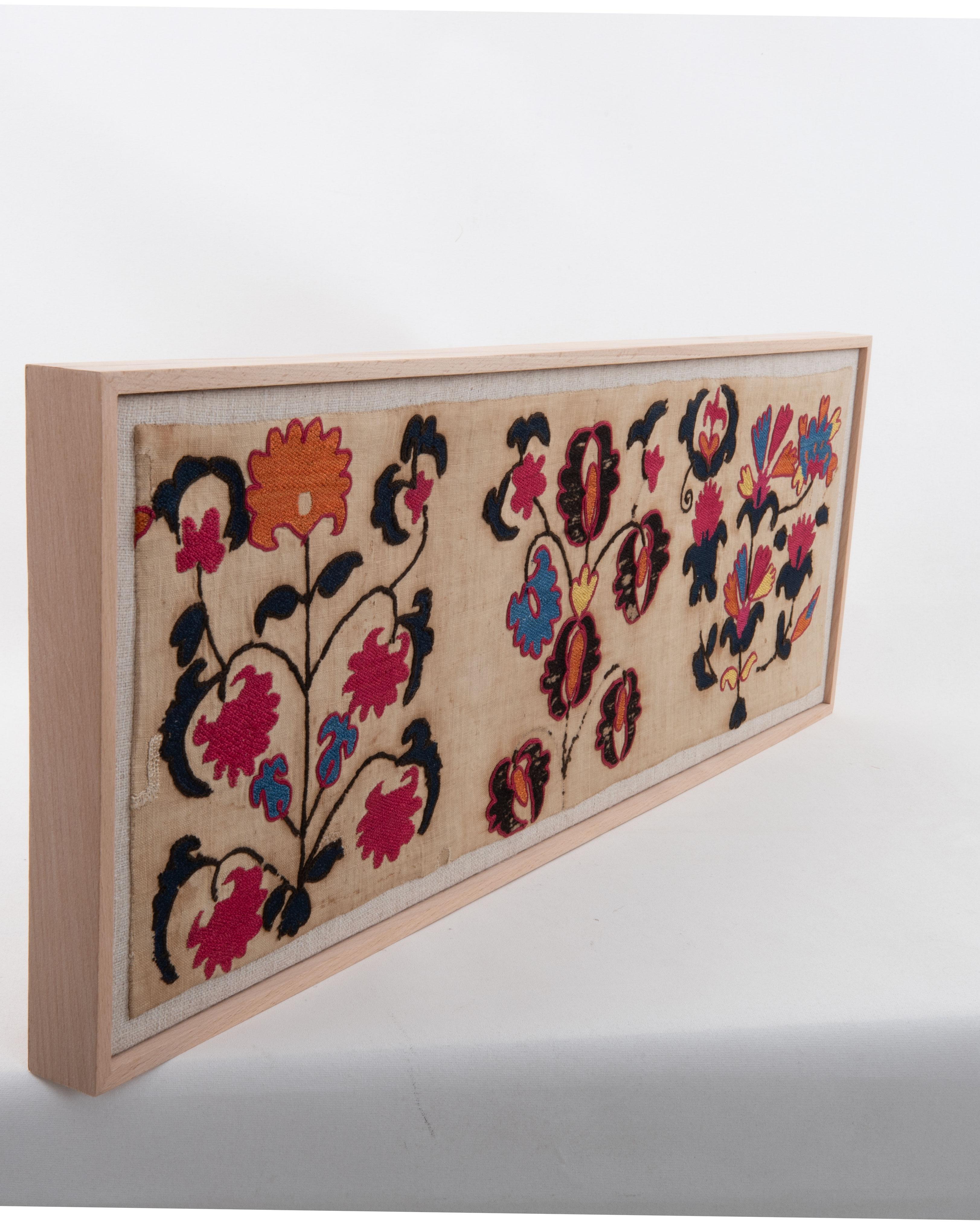 Framed Antique Tashkent Suzani Fragment, Tajikstan siglo XIX en venta