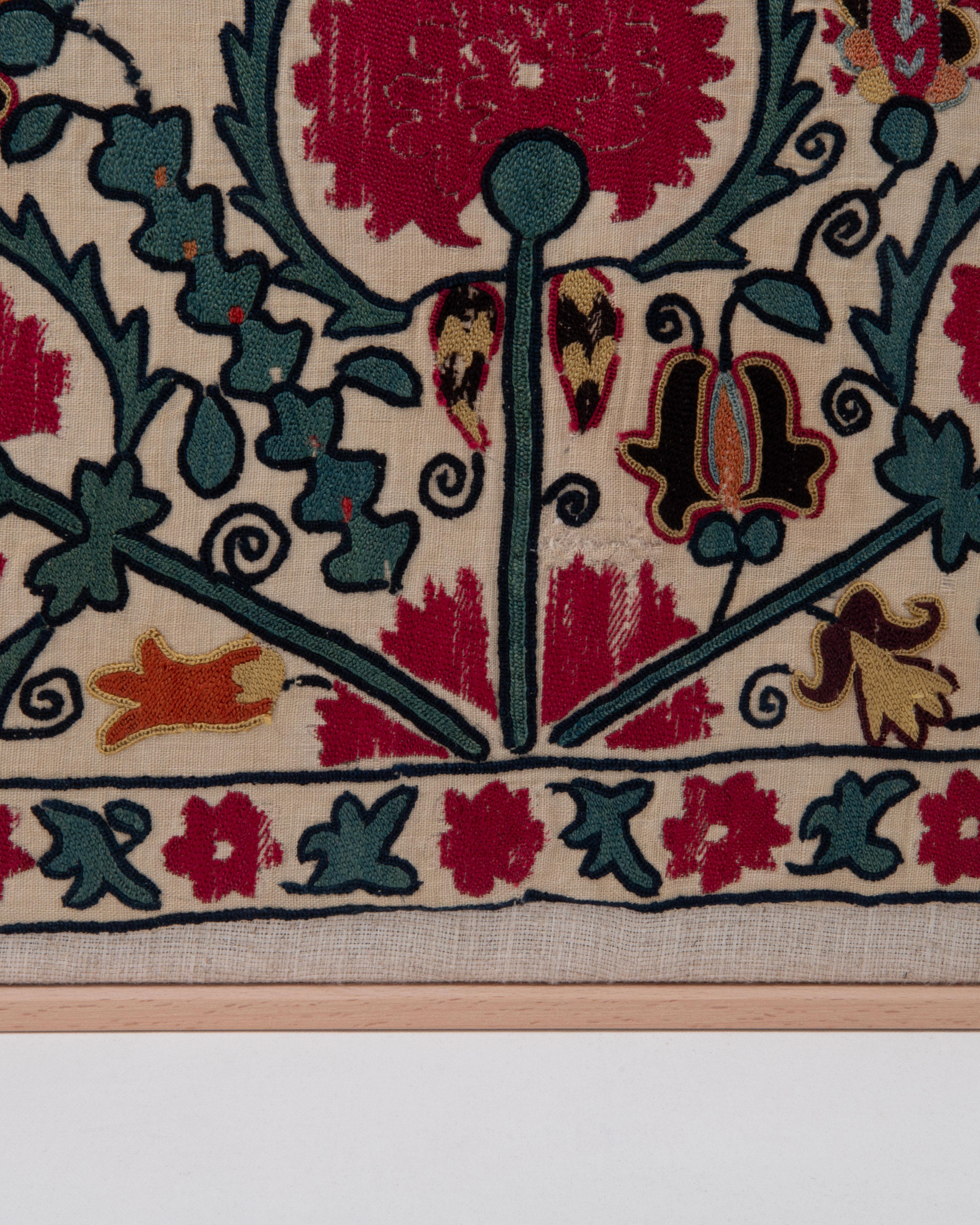 Fragmento antiguo de Ura Tube Suzani enmarcado, Tayikistán en Bastante bueno estado para la venta en Istanbul, TR