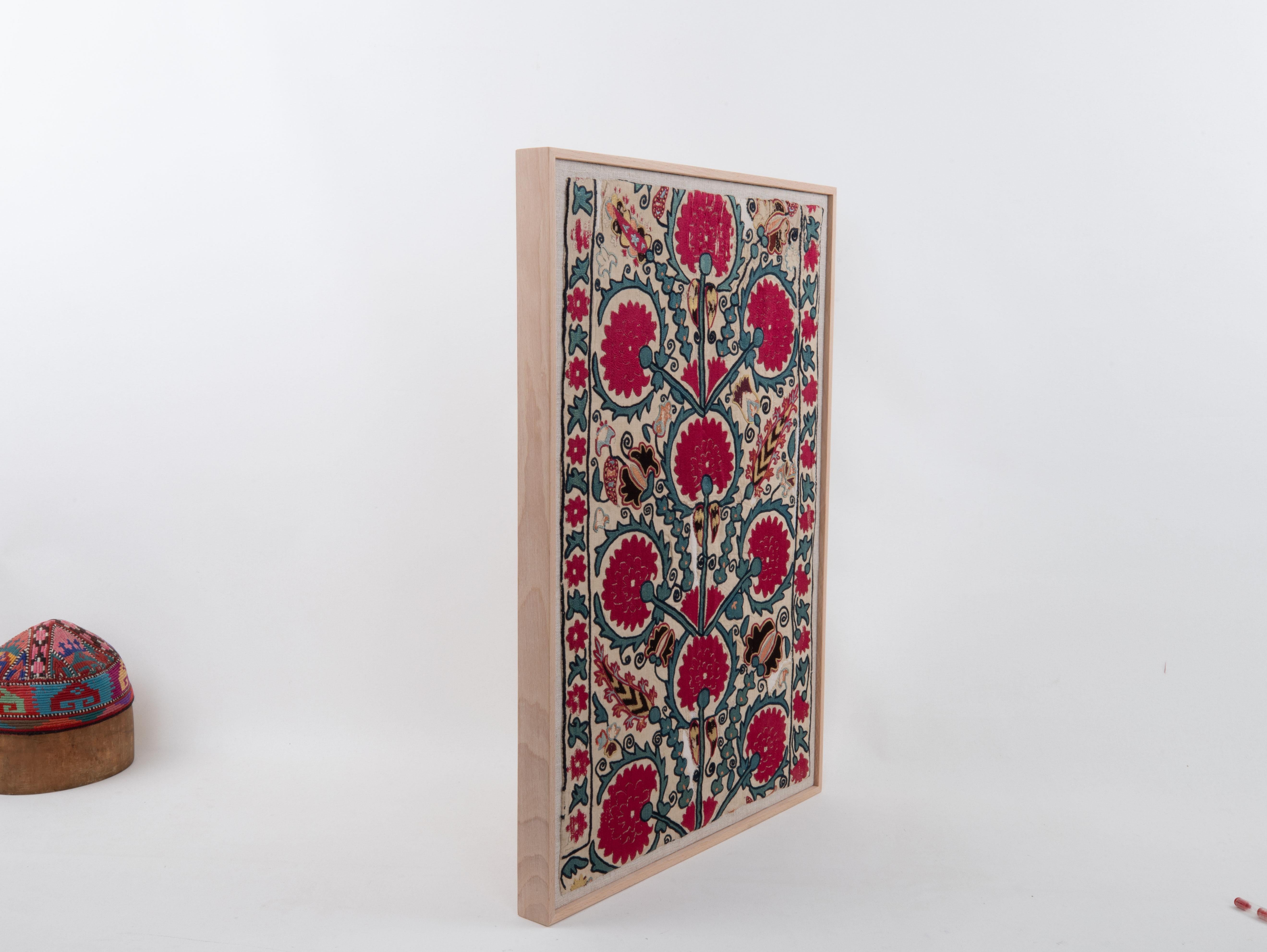 Framed Antique Ura Tube Suzani Fragment, Tajikstan siglo XIX en venta