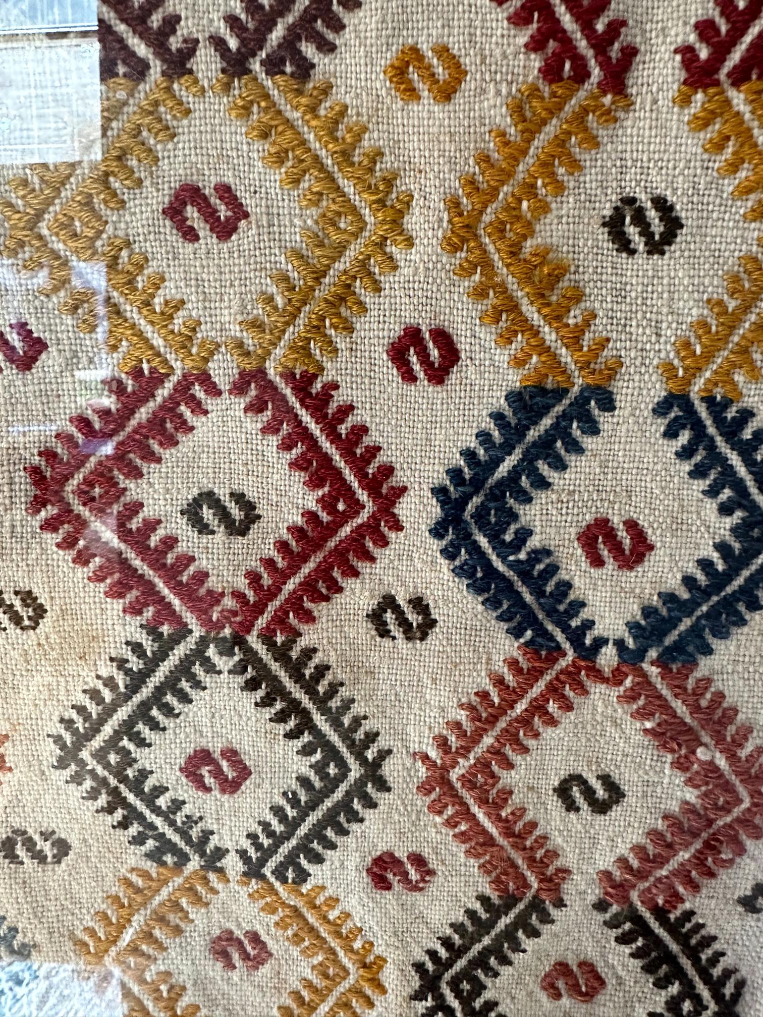 Gerahmtes antikes gewebtes Anatolisches gewebtes Textil im Angebot 4