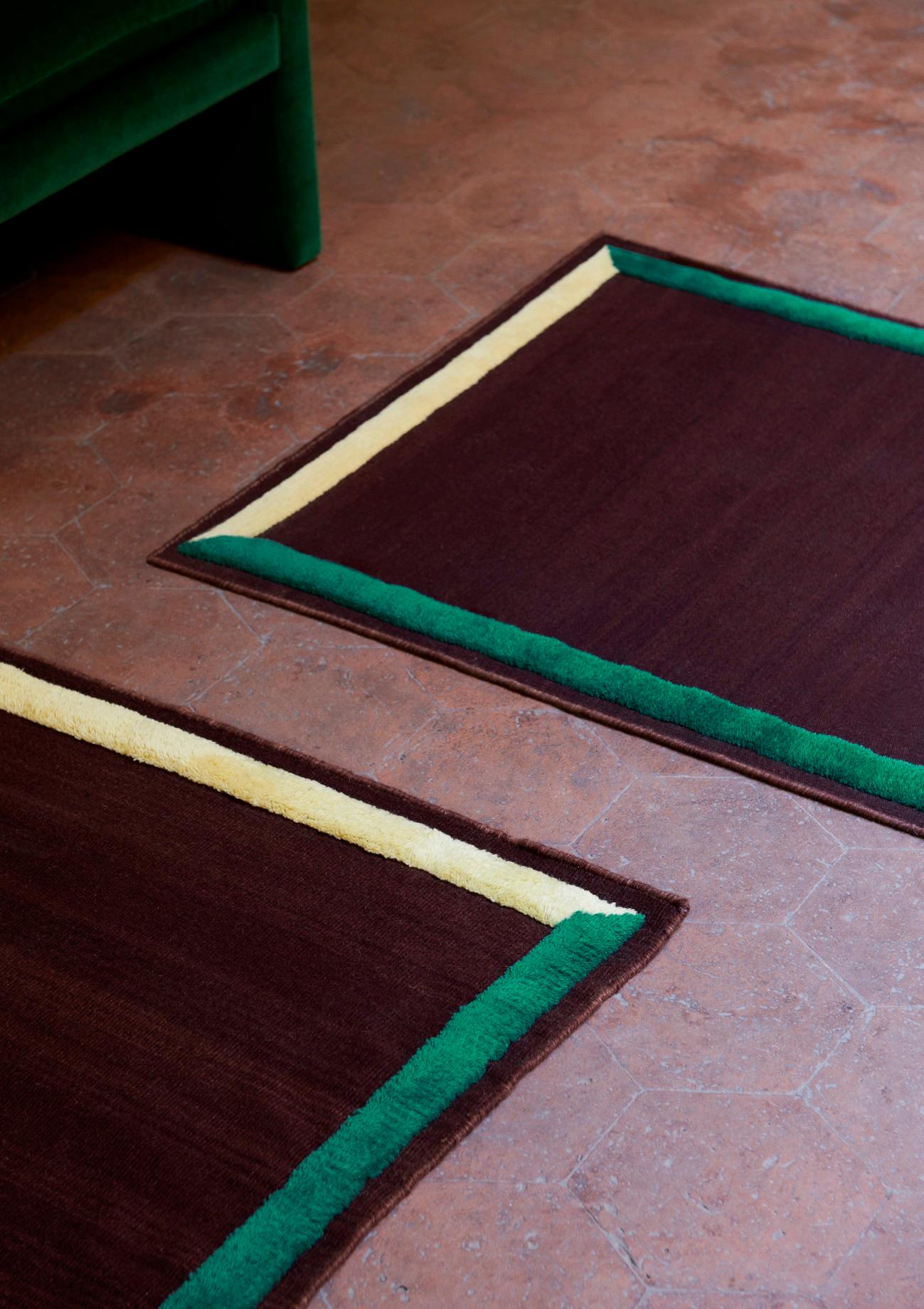 Gerahmter AP13-Teppich, pflaumenfarben, entworfen von All the Way to Paris für &T  im Zustand „Neu“ im Angebot in Dubai, AE