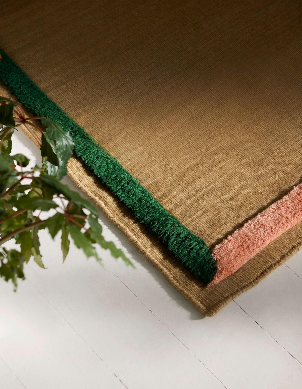 Fabriqué à 100 % en laine de Nouvelle-Zélande, le tapis Framed apporte des touches de couleur sans envahir la pièce. Fabriqué à partir de deux techniques de fabrication de tapis, le tapis 'All the Way to Paris' Framed oppose une bordure tuftée