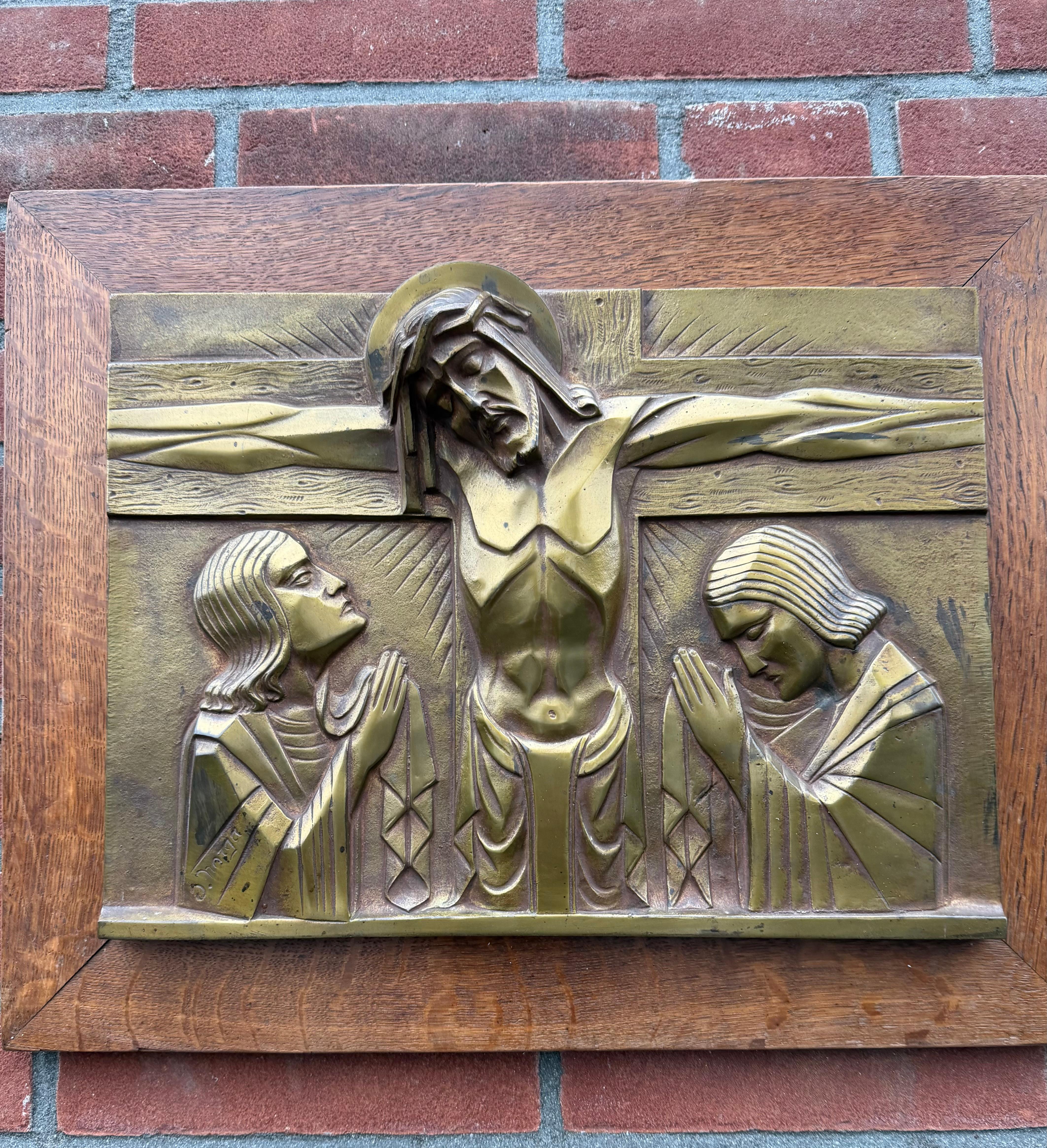 Belge Plaque religieuse en bronze Art Déco encadrée du Christ sur le CRUCIFIX par Sylvain Norga en vente