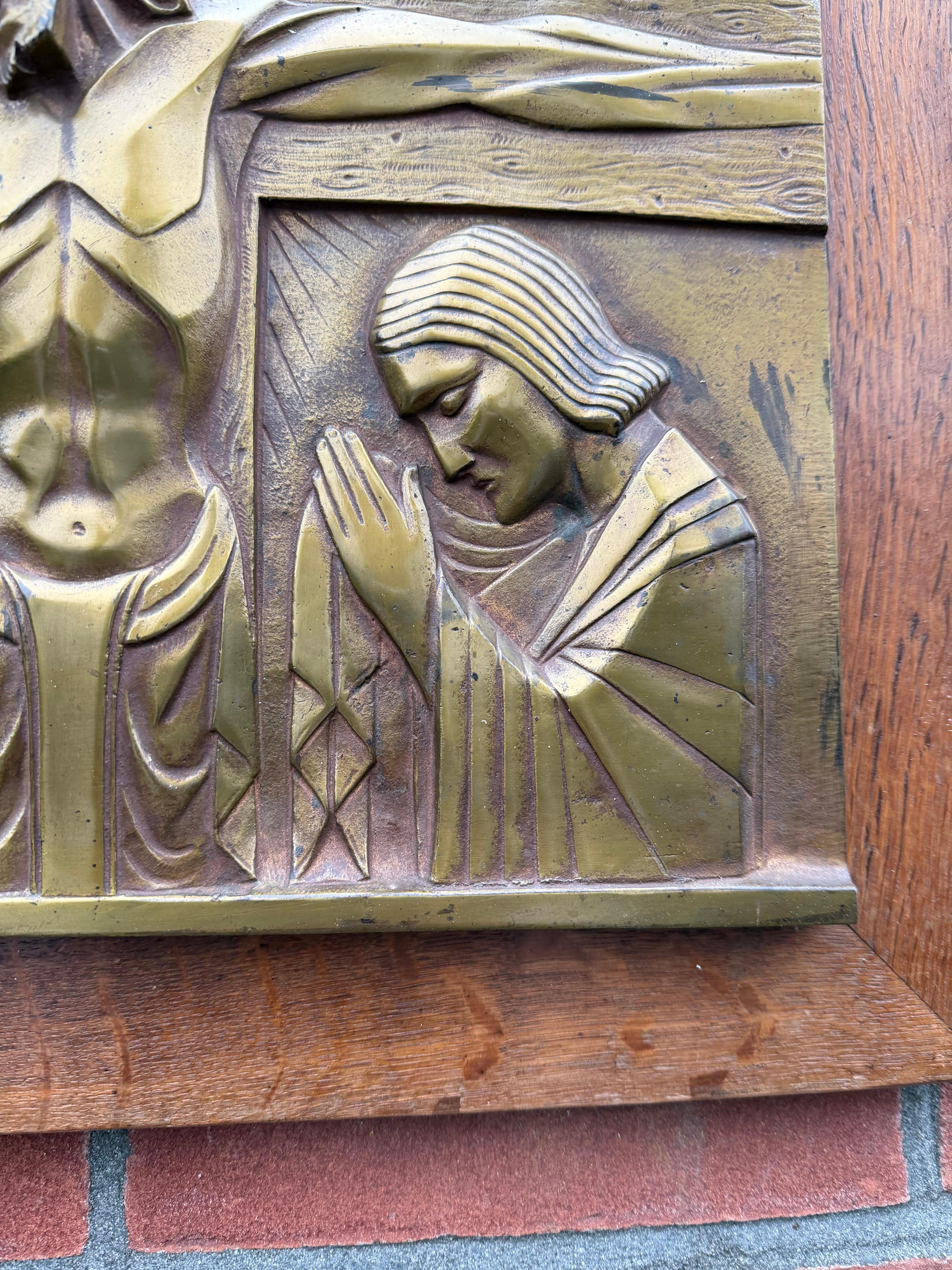 Fait main Plaque religieuse en bronze Art Déco encadrée du Christ sur le CRUCIFIX par Sylvain Norga en vente