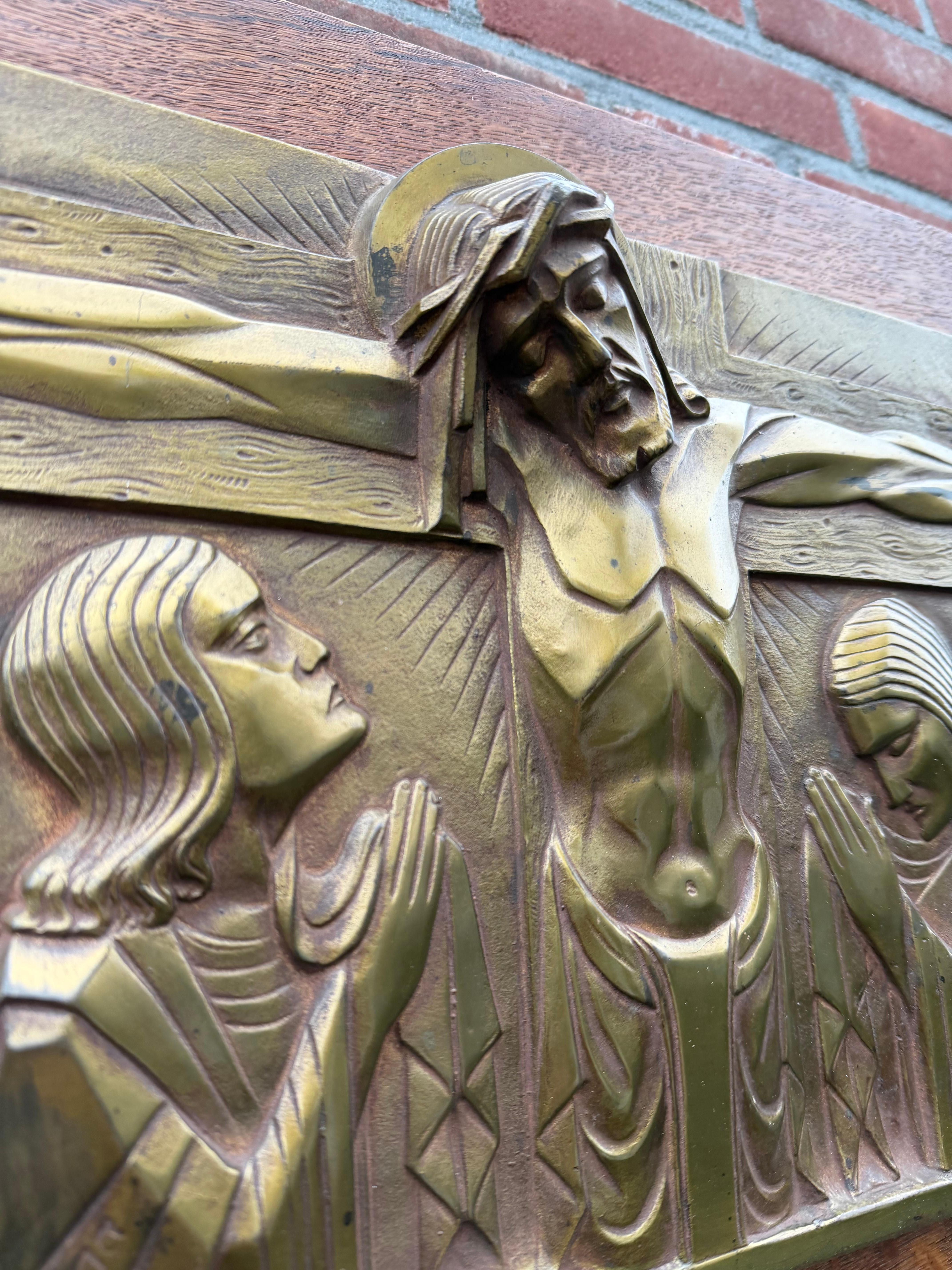 Bronze Plaque religieuse en bronze Art Déco encadrée du Christ sur le CRUCIFIX par Sylvain Norga en vente