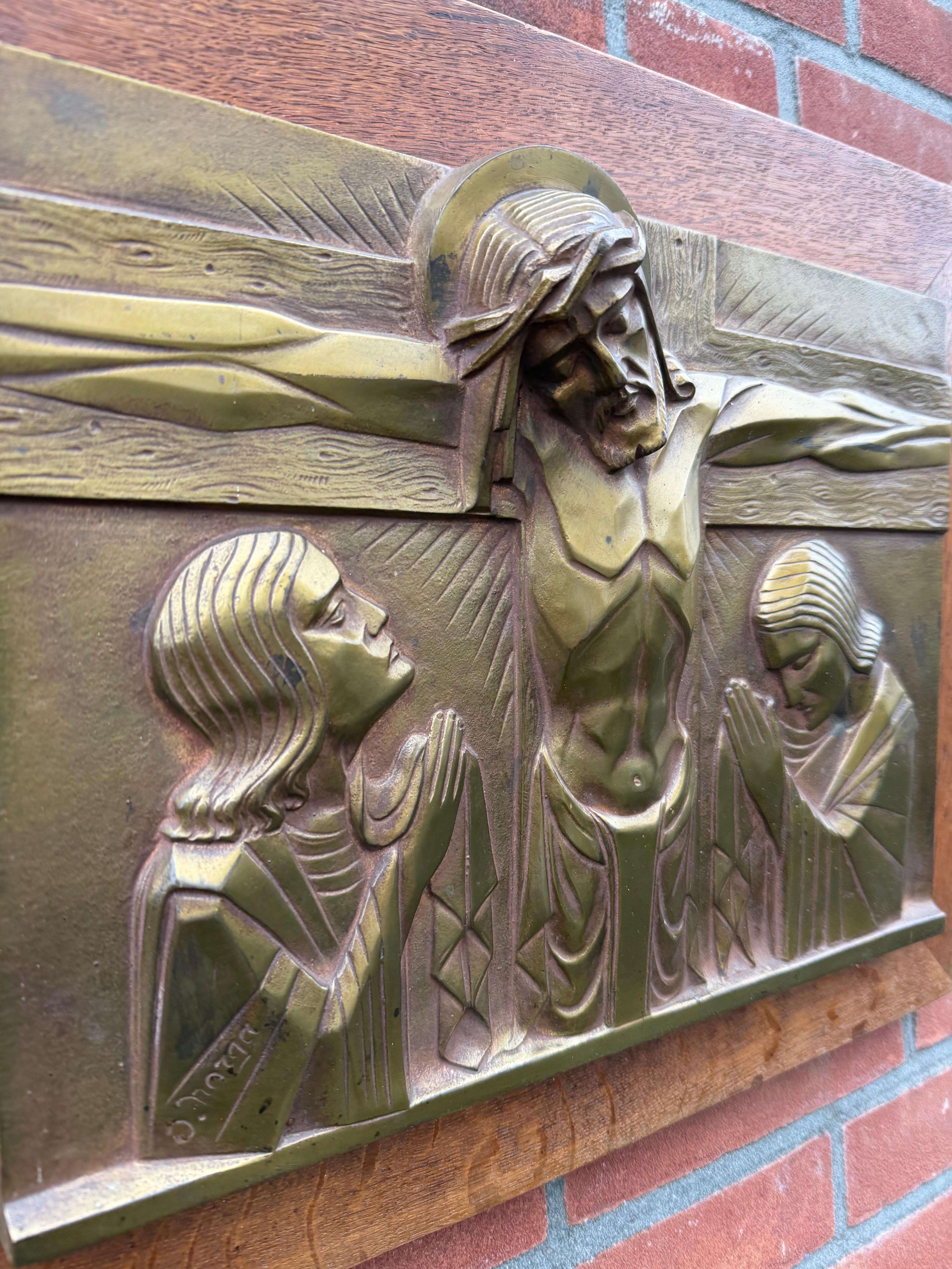 Plaque religieuse en bronze Art Déco encadrée du Christ sur le CRUCIFIX par Sylvain Norga en vente 1