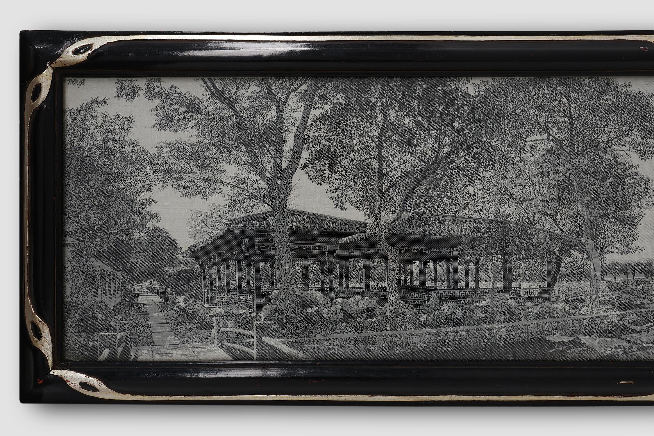 Frankreich / 1910 / Gerahmtes Kunstwerk / Seide, Metall, Holz / Jugendstil

Ein wunderschönes, sehr detailliertes Kunstwerk auf Seide, gerahmt in einem schwarzen und silberfarbenen Jugendstilrahmen. Dieses Gemälde zeigt eine Schwarz-Weiß-Szene einer
