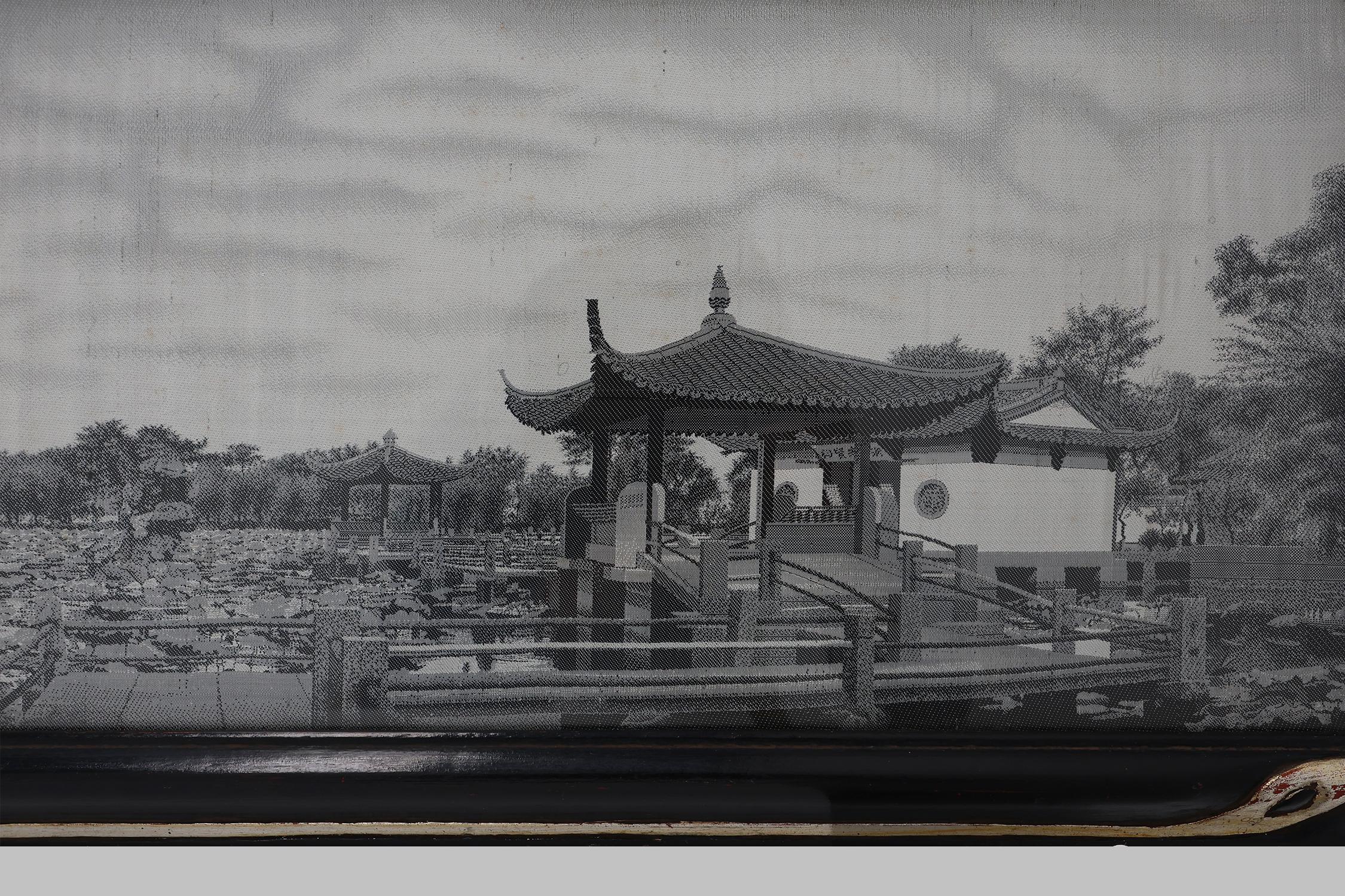 Gerahmtes Kunstwerk auf Seide eines chinesischen Teehauses am Wasser, Frankreich ca. 1910 (Art nouveau) im Angebot