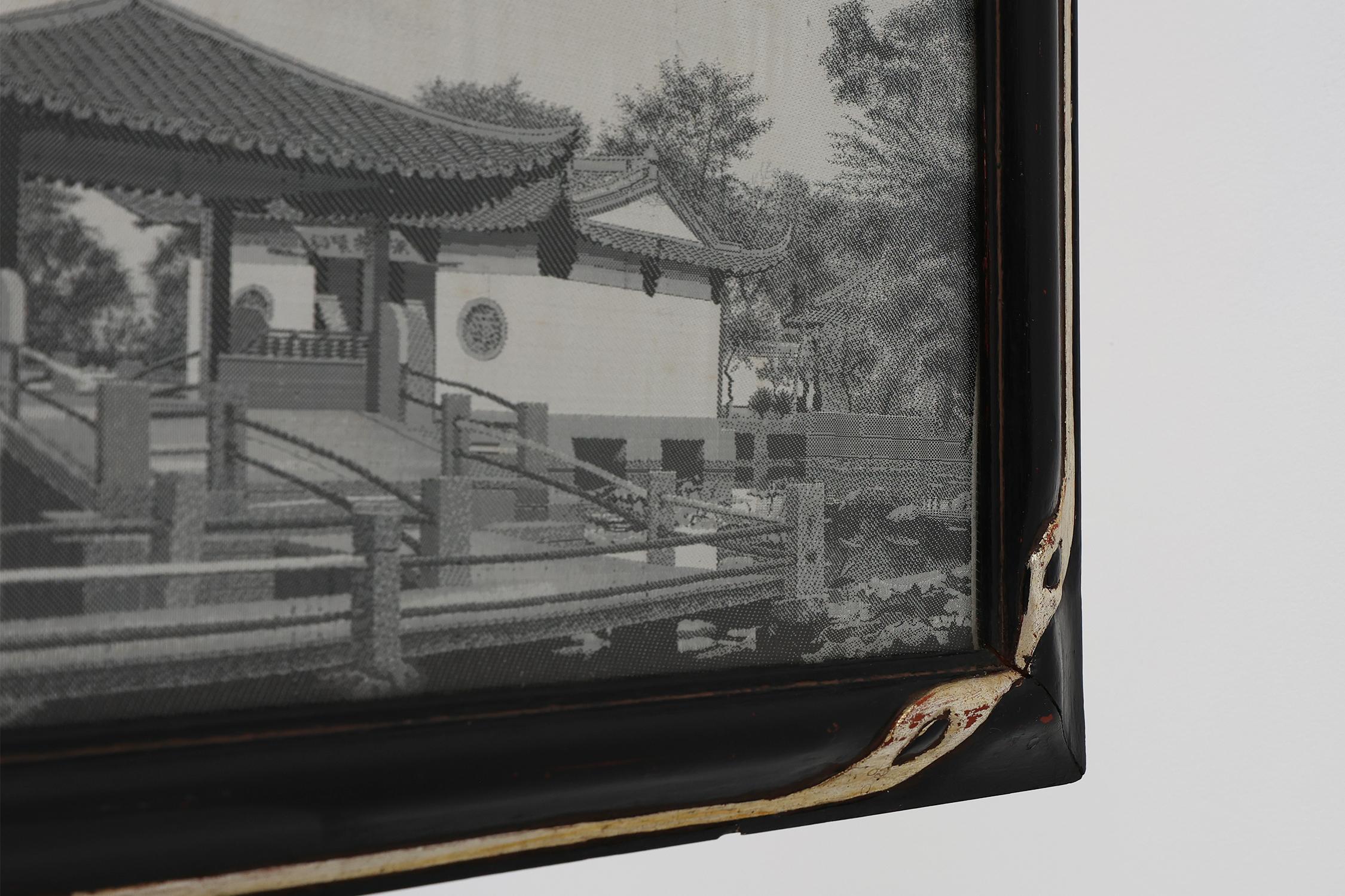 Gerahmtes Kunstwerk auf Seide eines chinesischen Teehauses am Wasser, Frankreich ca. 1910 (Metall) im Angebot