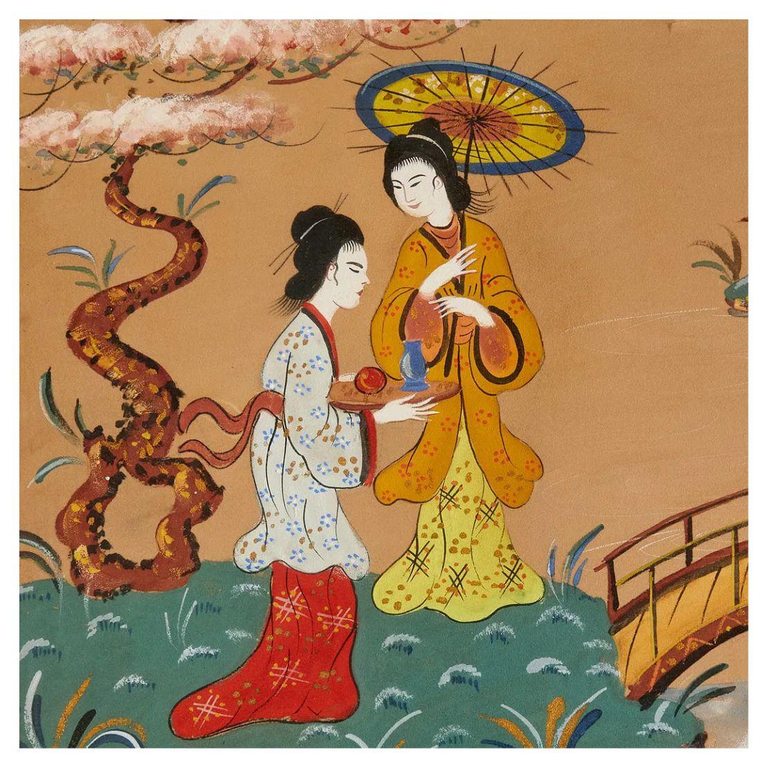 Scène asiatique encadrée, réalisée à la détrempe sur carton.  Un peintre américain, I.L.A., représente une scène de chinoiserie colorée et fantaisiste avec un musicien assis à côté d'un pont et deux dames de l'autre côté du pont.