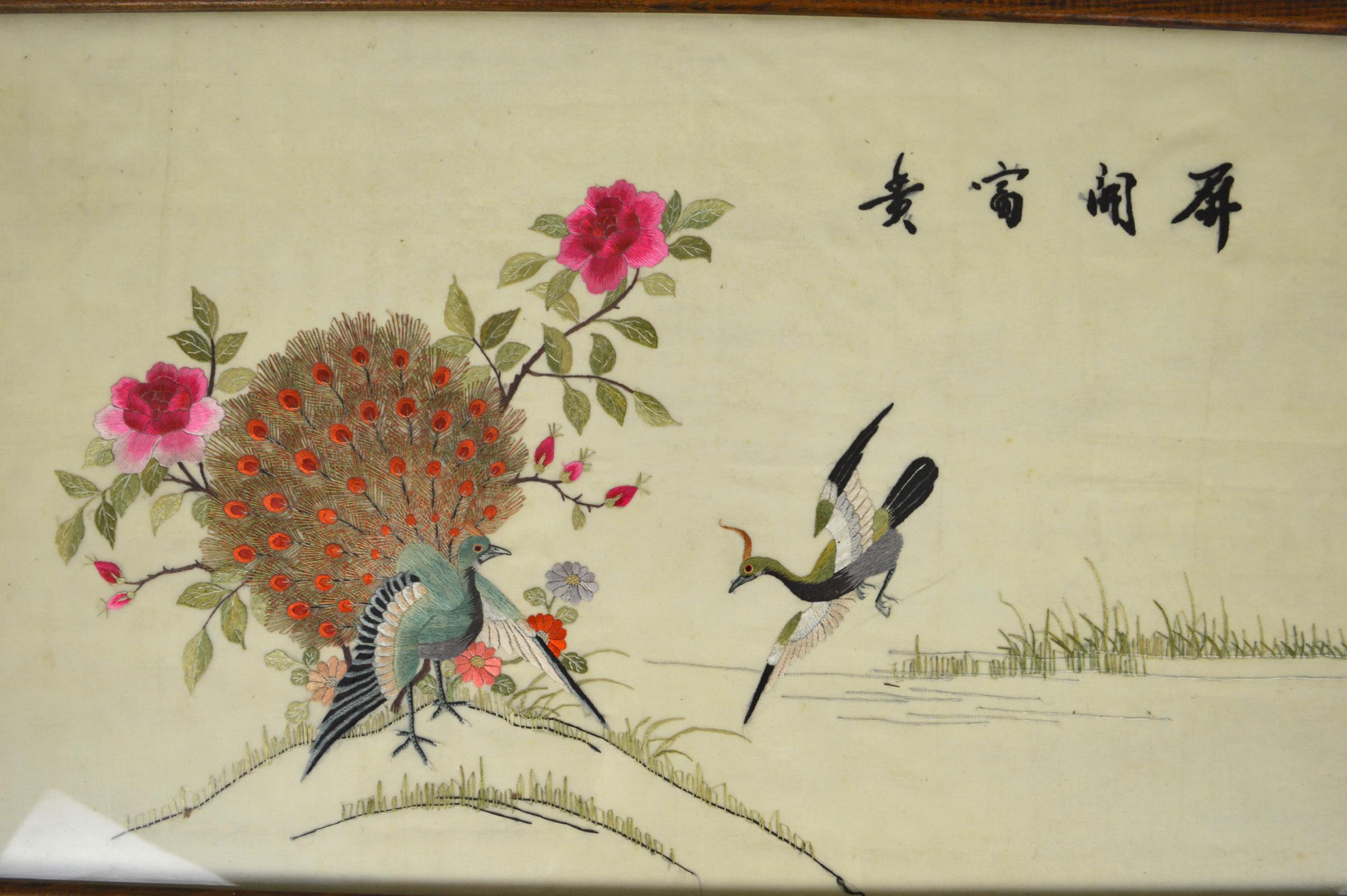 Textile embroidered with silk.
Subject: birds.
A bird flies over a swamp. A peacock on the ground parades and is surrounded by flowers, roses.
Asia, Indochina / Tonkin ( actual Vietnam), circa 1940.
Very good condition ( framed, under glass).