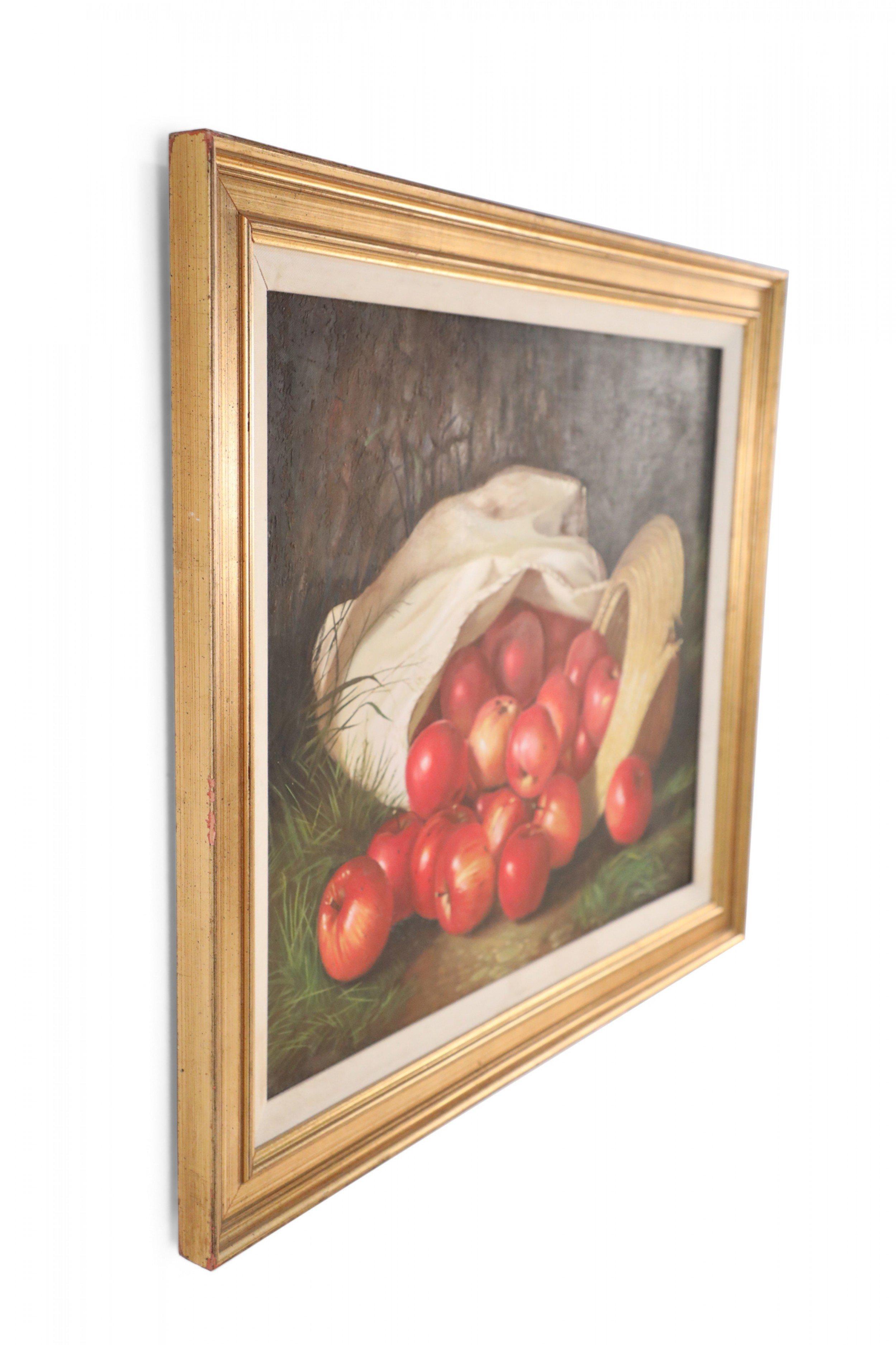 Nature morte à l'huile vintage (20e siècle) représentant des pommes s'écoulant d'un sac sur le sol de la forêt, à côté d'un chapeau de paille, peinte sur toile tendue dans un cadre rectangulaire en bois doré avec une doublure en lin.
    