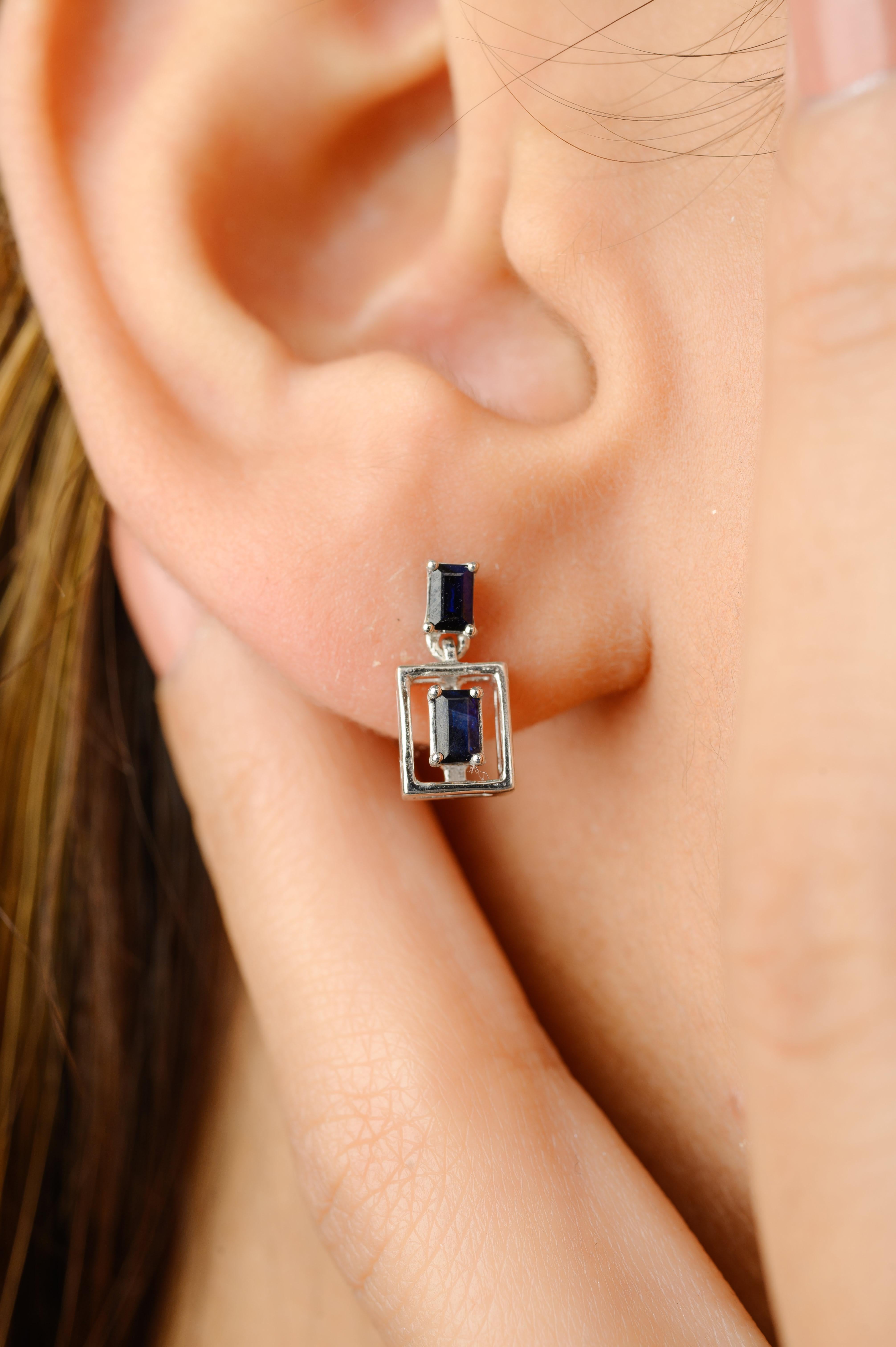 Eingerahmte Ohrringe mit blauem Saphir im Baguetteschliff aus 18 Karat Gold, um Ihren Look zu unterstreichen. Sie brauchen Ohrstecker, um mit Ihrem Look ein Statement zu setzen. Diese Ohrringe mit einem blauen Saphir im Baguetteschliff sorgen für
