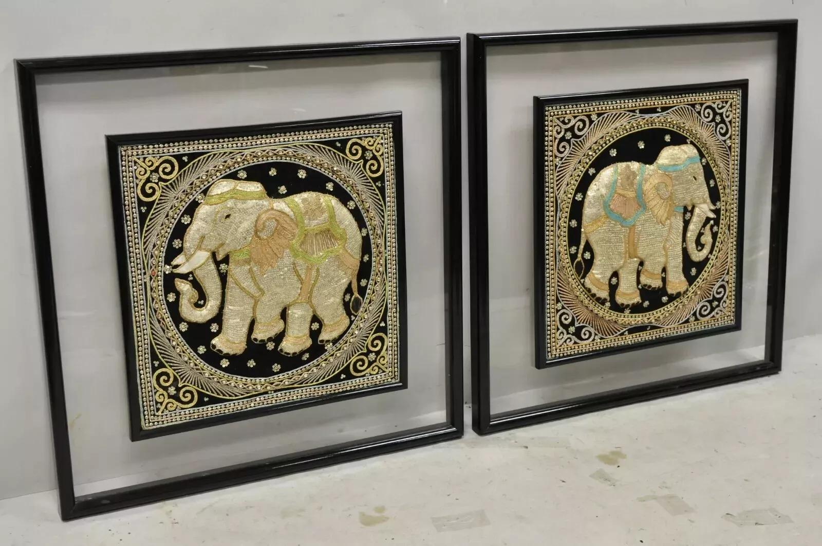 Art mural indien encadré en tapisserie brodée d'éléphants avec perles et rembourrage - une paire. L'objet présente un dos en plexiglas transparent, un cadre en laque noire, un éléphant en tapisserie brodé en relief avec un travail de perles fines,