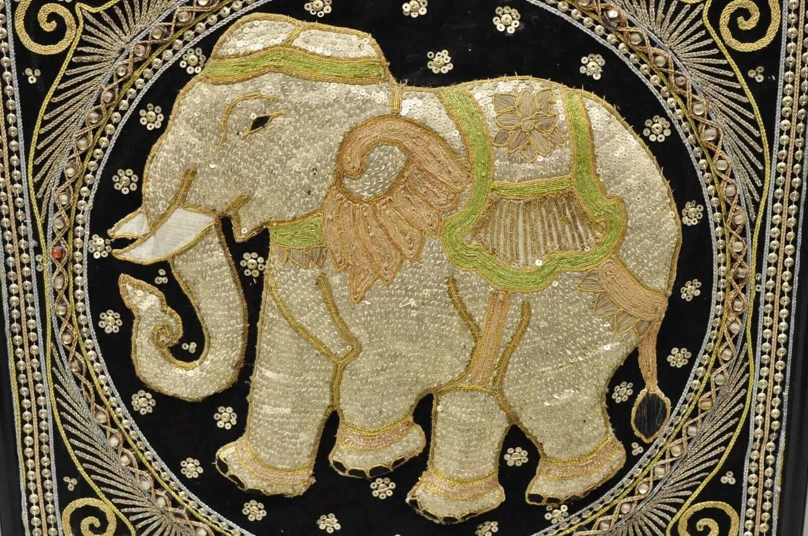 Inconnu Art mural indien encadré Tapisserie brodée d'éléphants avec perles et rembourrage - une paire en vente