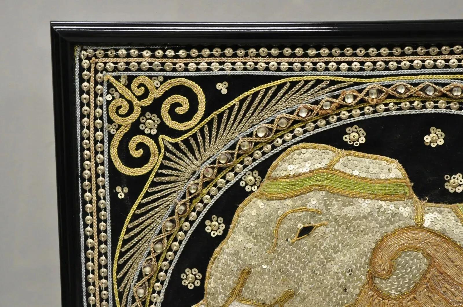 Art mural indien encadré Tapisserie brodée d'éléphants avec perles et rembourrage - une paire Bon état - En vente à Philadelphia, PA