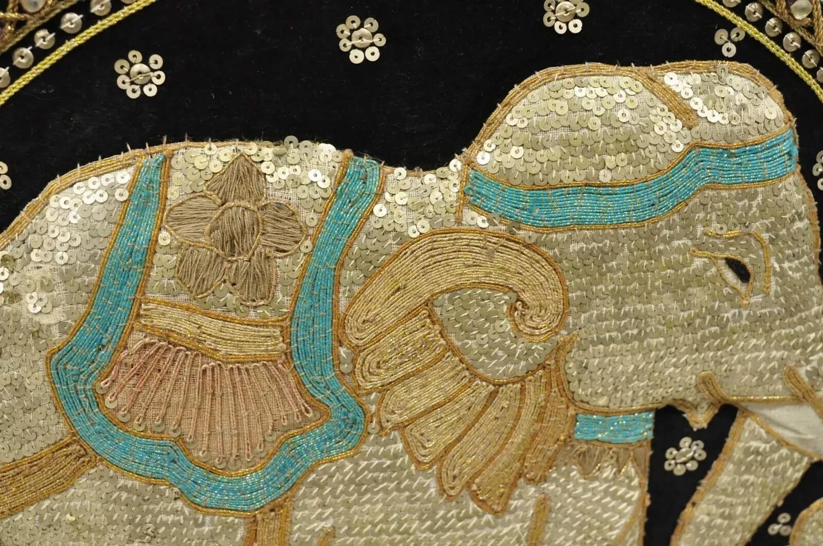 Tissu Art mural indien encadré Tapisserie brodée d'éléphants avec perles et rembourrage - une paire en vente