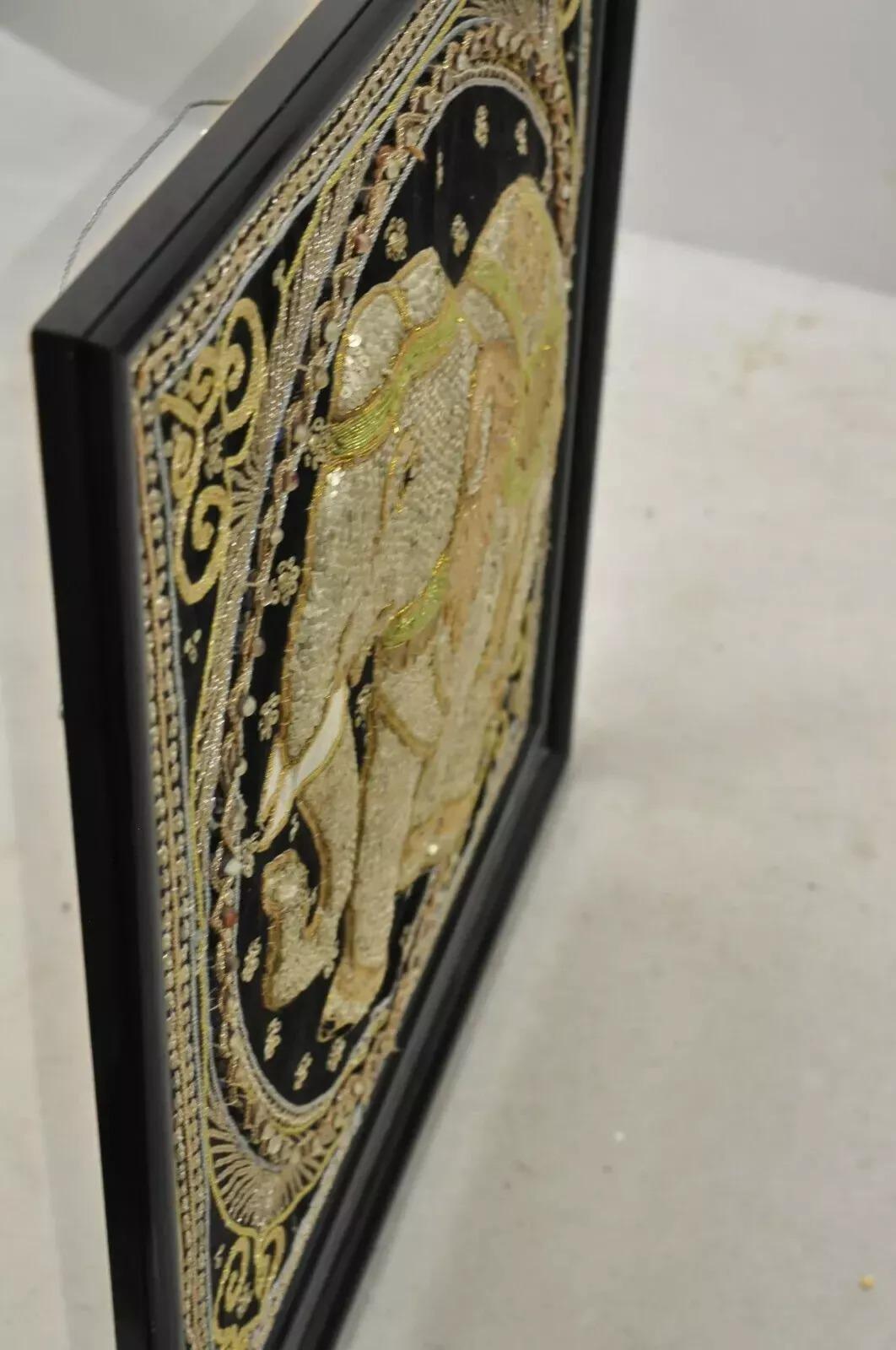 Art mural indien encadré Tapisserie brodée d'éléphants avec perles et rembourrage - une paire en vente 1