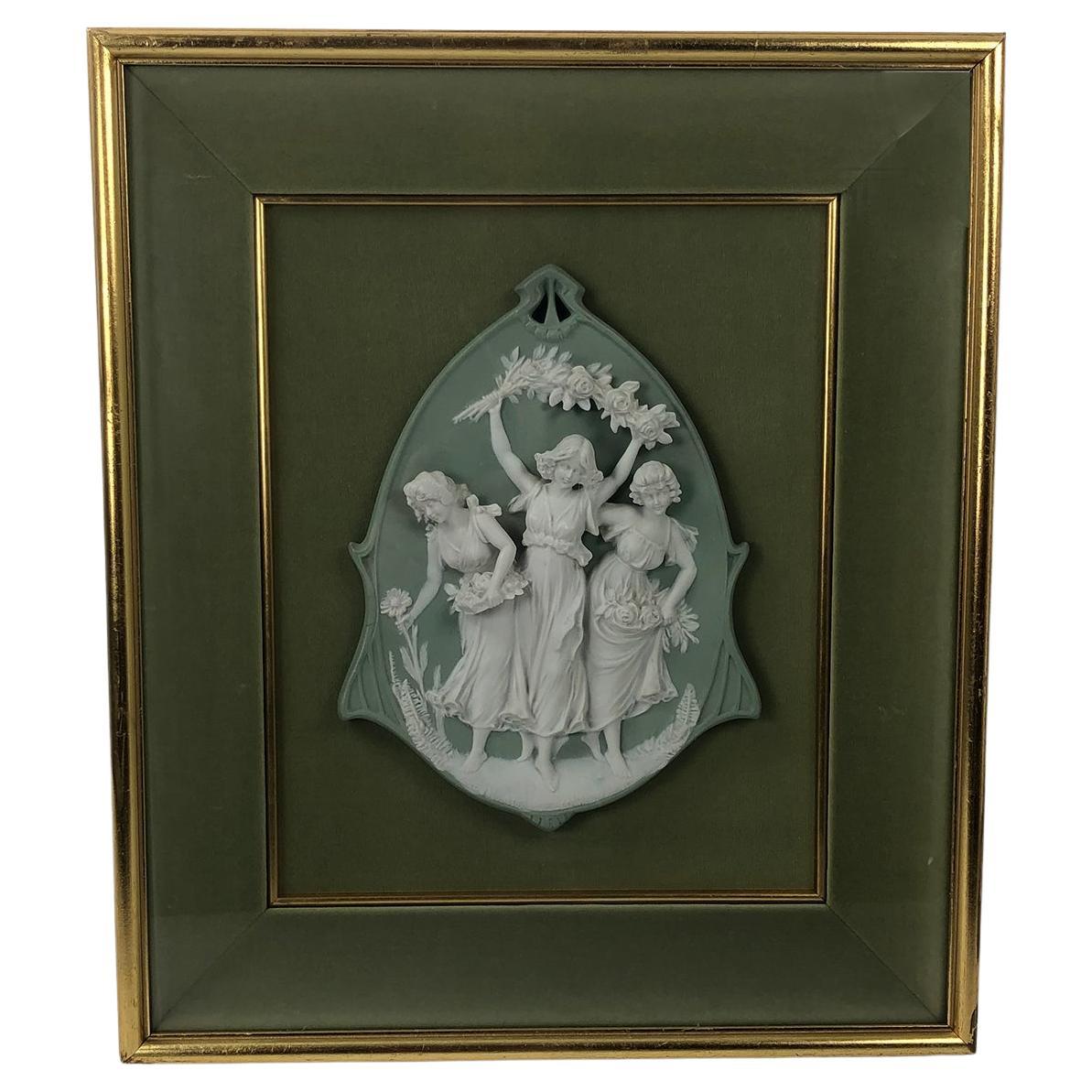 camée en relief en porcelaine biscuit de jaspe avec trois femmes encadré  en vente