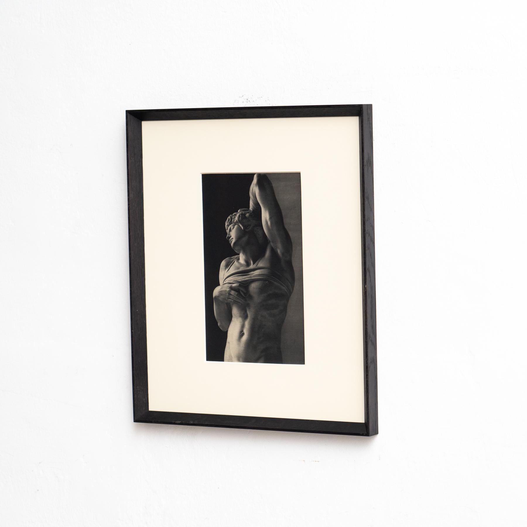 Gerahmte Schwarz-Weiß-Heliogravüre einer Classic-Skulptur - CIRCA 1940 (Moderne der Mitte des Jahrhunderts) im Angebot