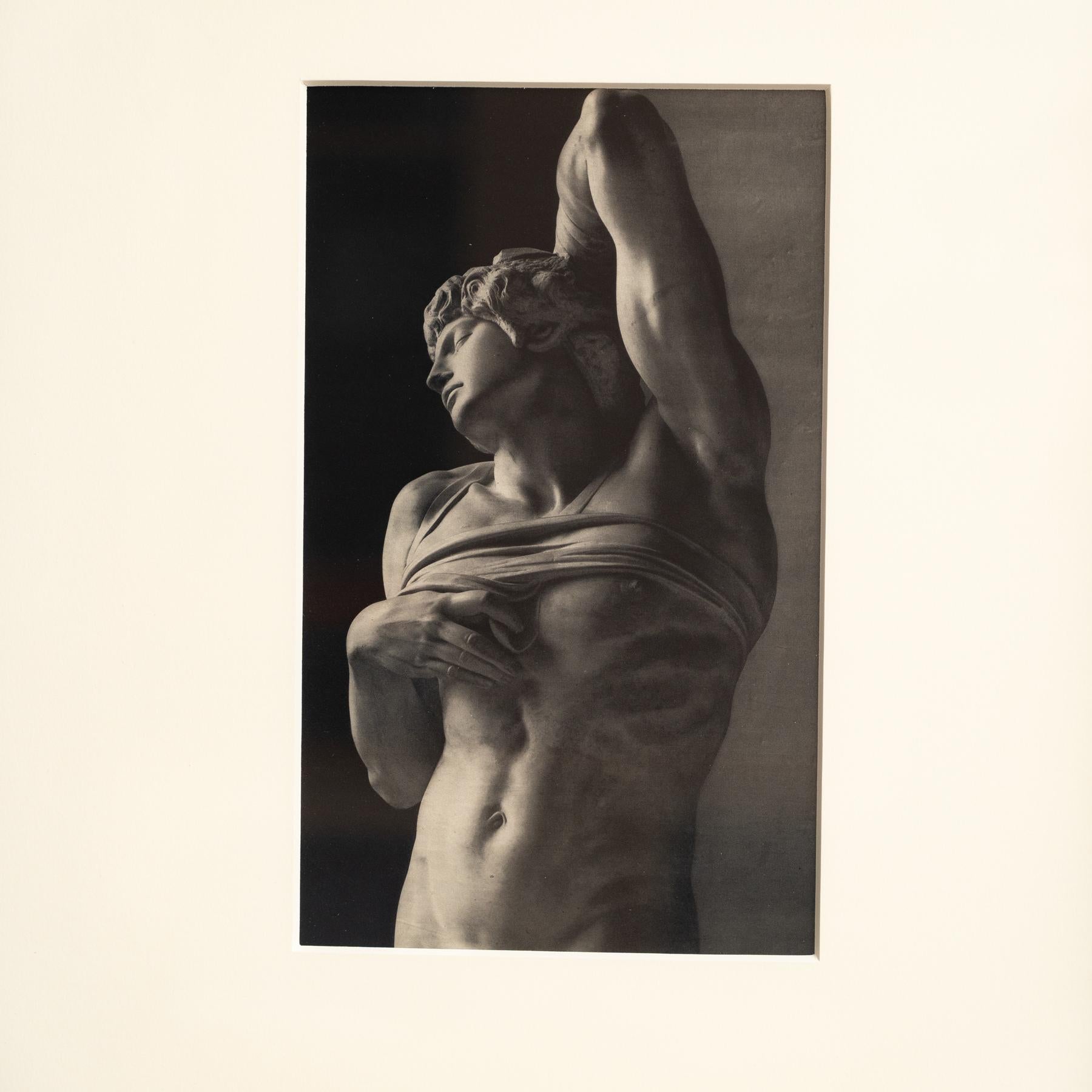 Gerahmte Schwarz-Weiß-Heliogravüre einer Classic-Skulptur - CIRCA 1940 im Zustand „Gut“ im Angebot in Barcelona, Barcelona