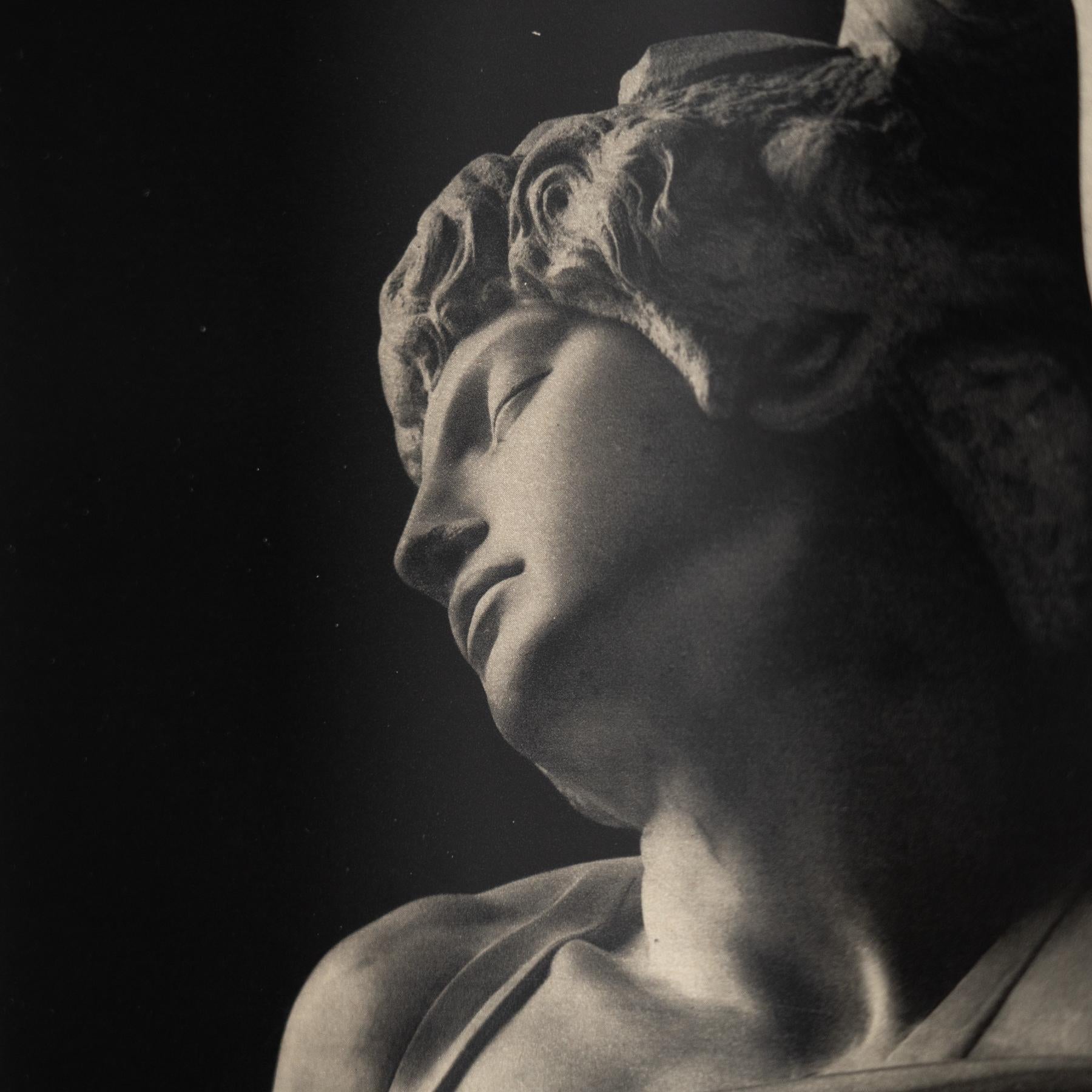 Gerahmte Schwarz-Weiß-Heliogravüre einer Classic-Skulptur - CIRCA 1940 im Angebot 1