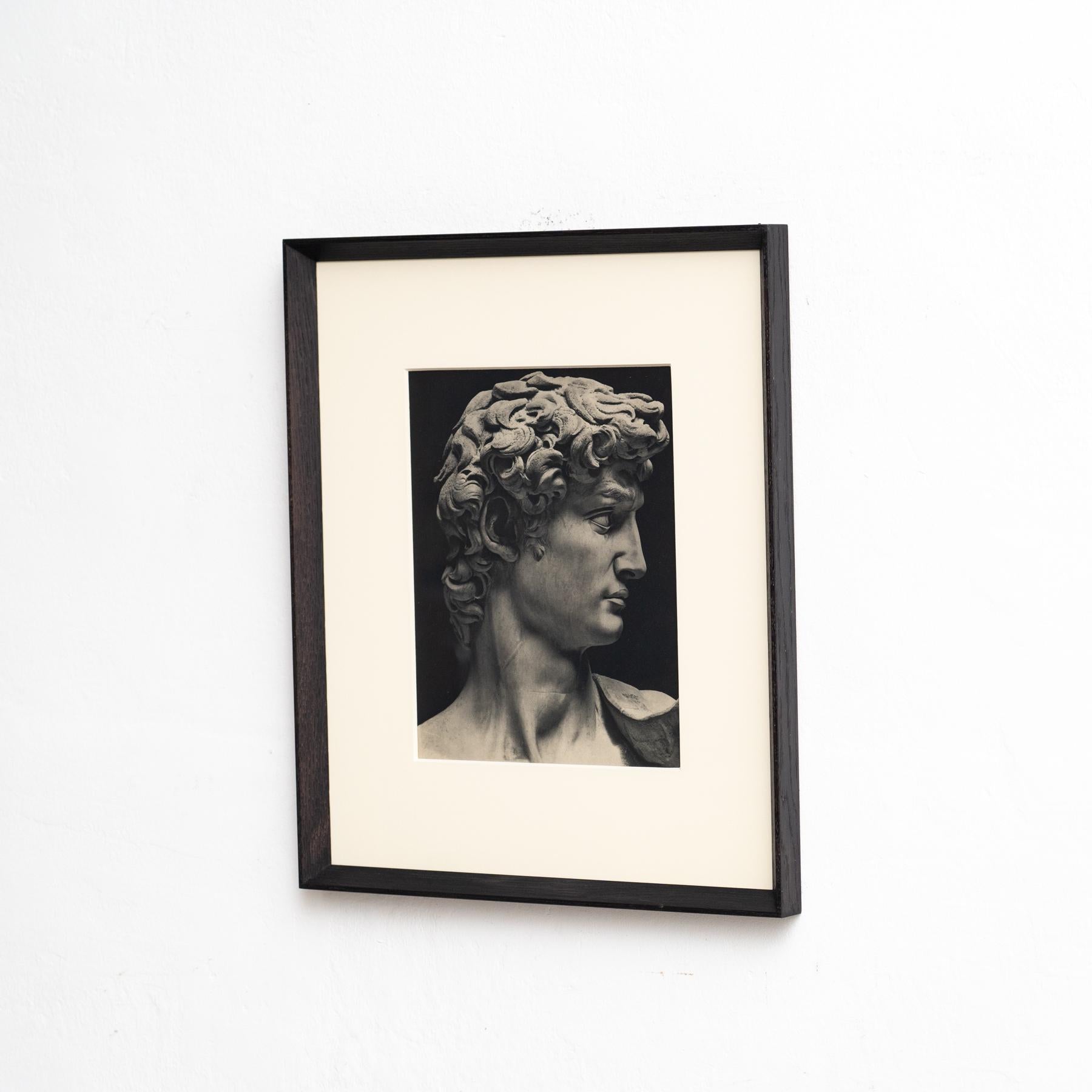 Gerahmte schwarz-weiße Heliogravüre von Michelangelos David - CIRCA 1940 (Moderne der Mitte des Jahrhunderts) im Angebot