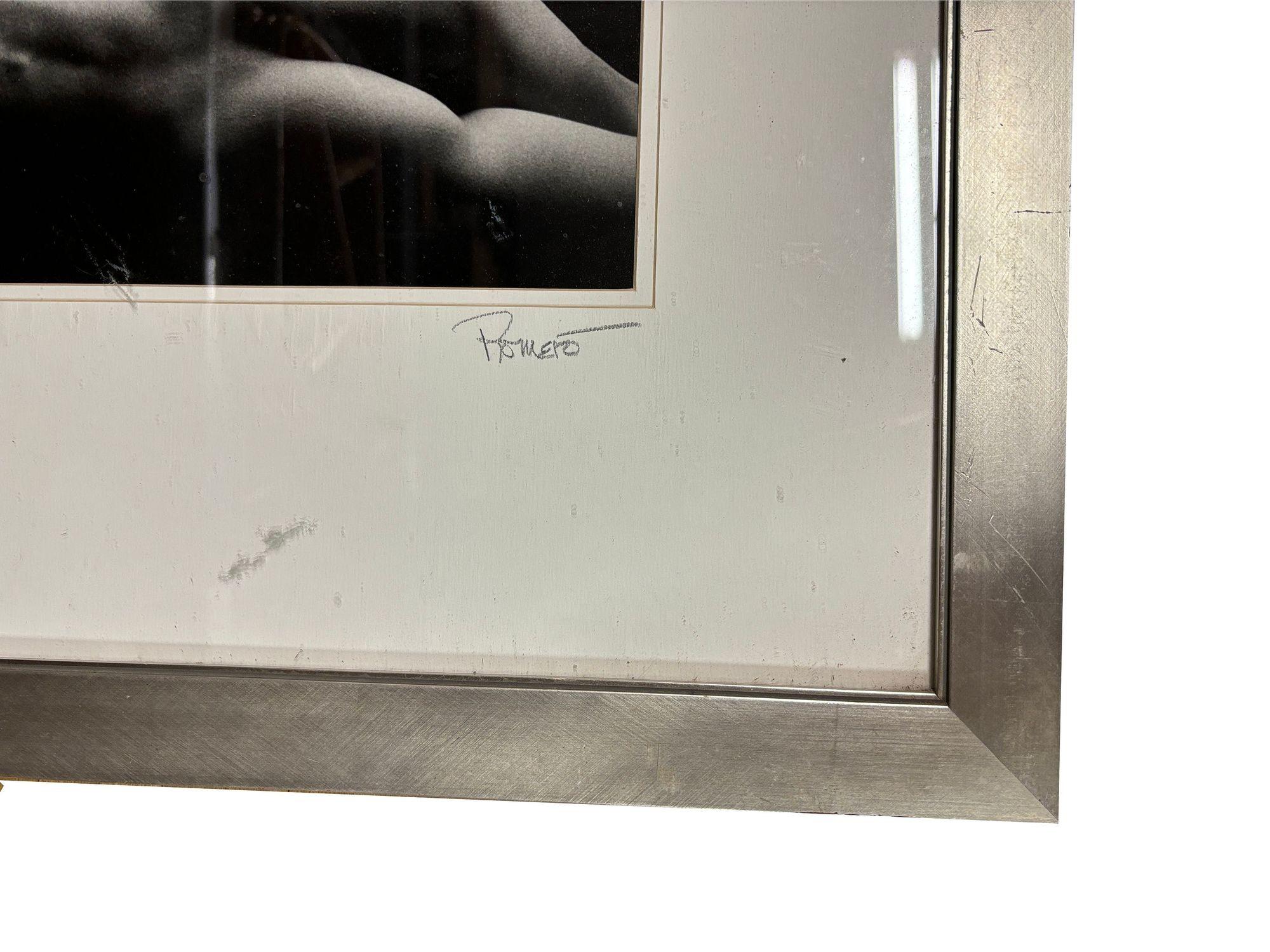Impression photographique en noir et blanc d'une figure nue, élégamment encadrée. La composition met en valeur les jeux d'ombre et de lumière, célébrant la forme humaine avec une esthétique minimaliste et intemporelle. Une pièce de bon goût et