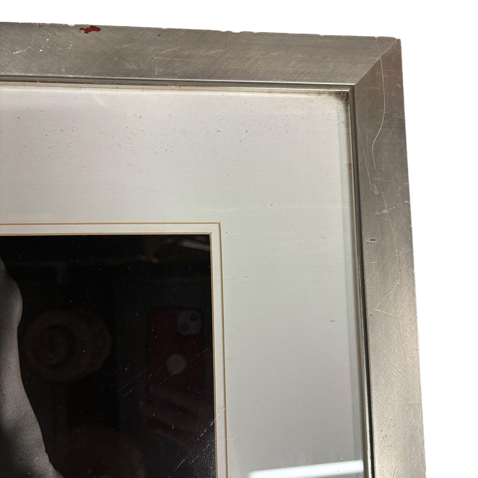 Papier Photographie encadrée en noir et blanc d'une figure nue en vente