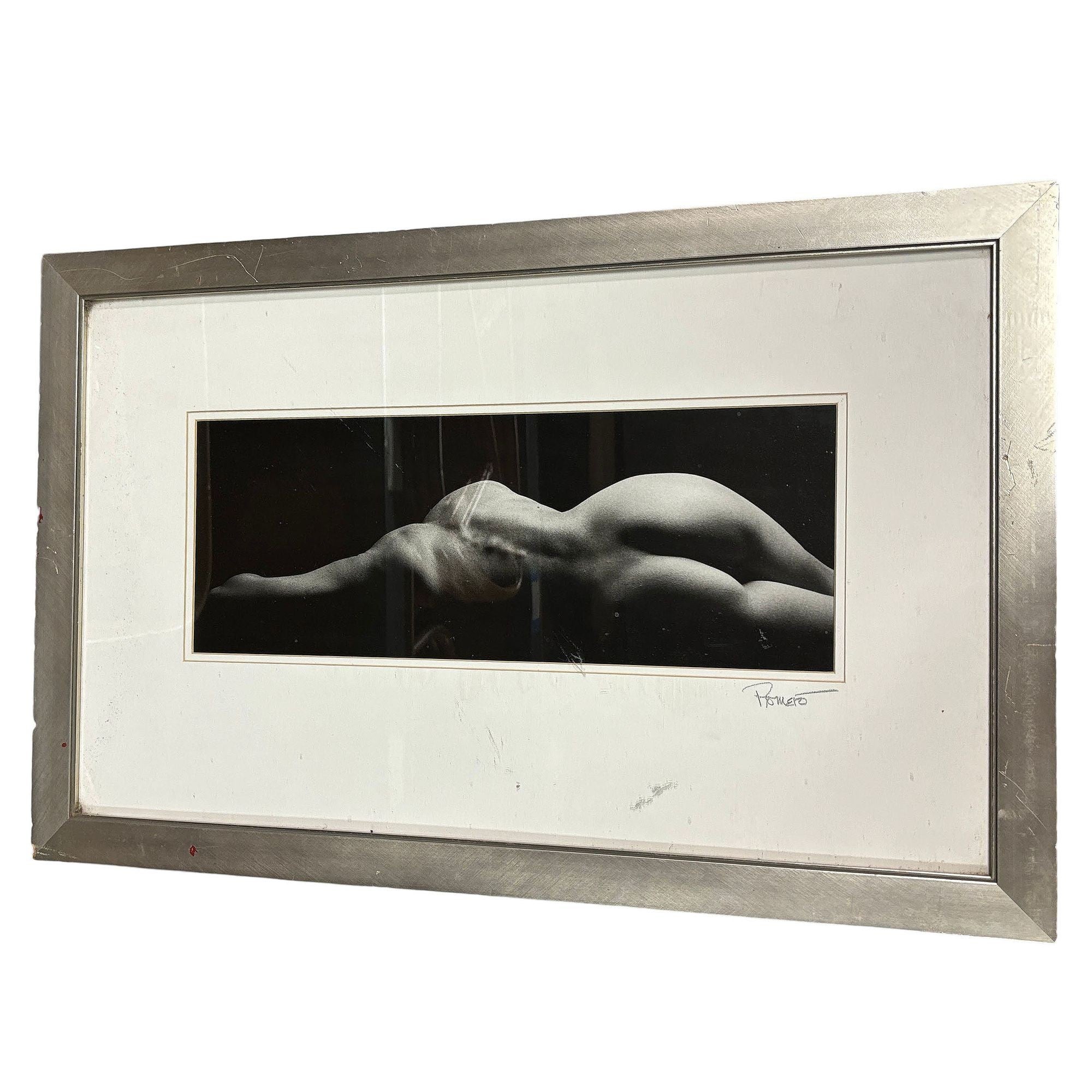 Photographie encadrée en noir et blanc d'une figure nue en vente