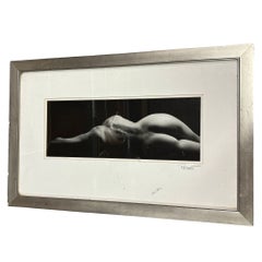Photographie encadrée en noir et blanc d'une figure nue