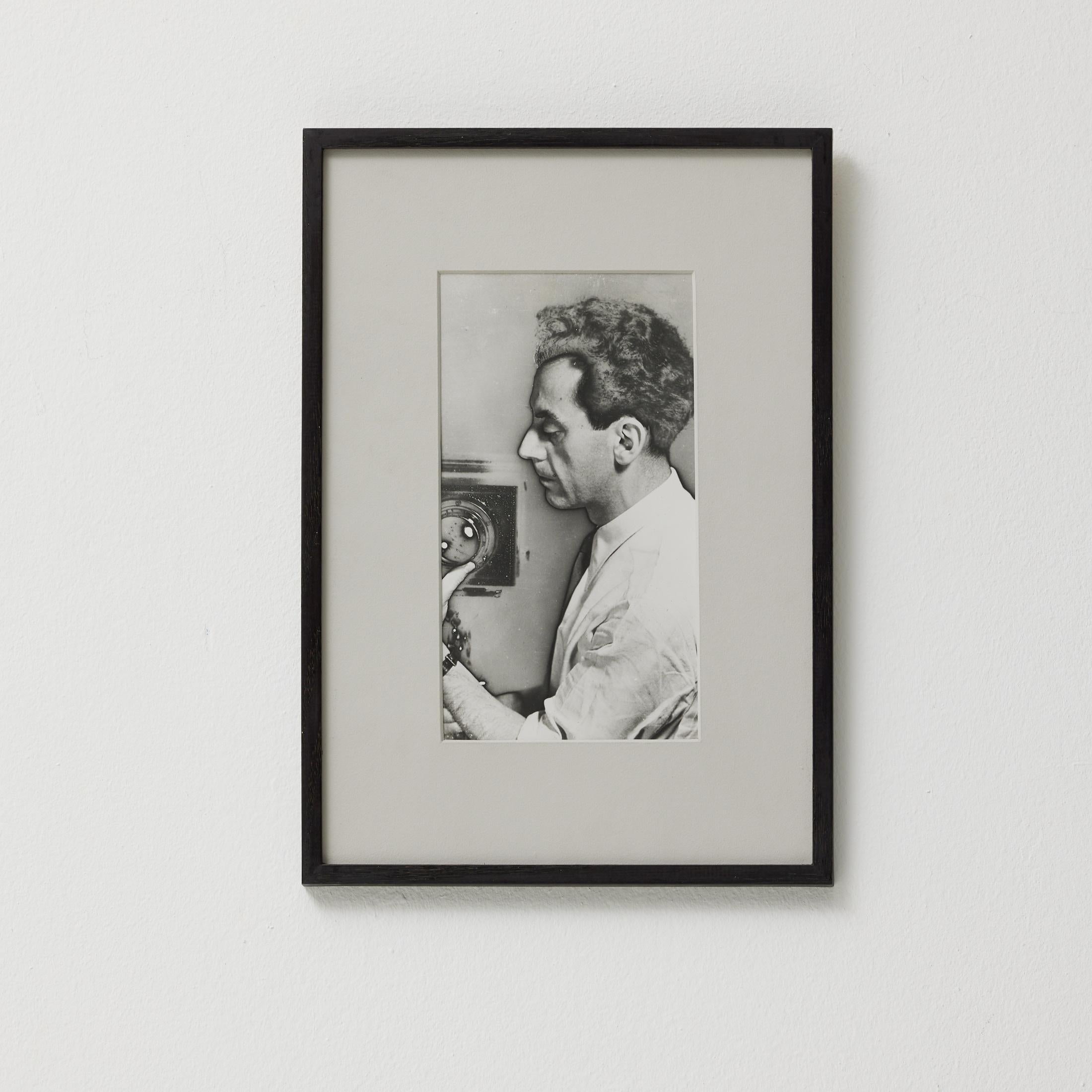 Ritratto in bianco e nero di Man Ray incorniciato, Self-Portrait d'epoca, Circa 1980

Un sorprendente ritratto fotografico in bianco e nero di Man Ray, uno degli artisti più influenti del XX secolo e figura chiave del DADA e del Surrealismo. Questa