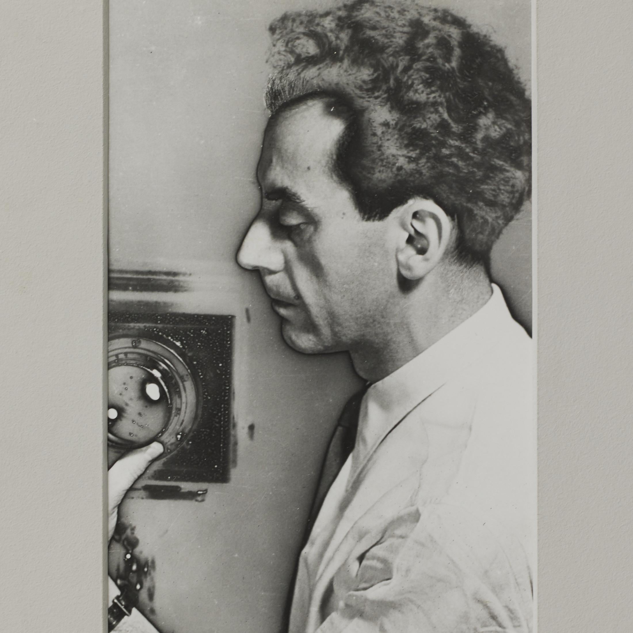 Mid-Century moderno Ritratto in bianco e nero di Man Ray incorniciato, Self-Portrait d'epoca in vendita