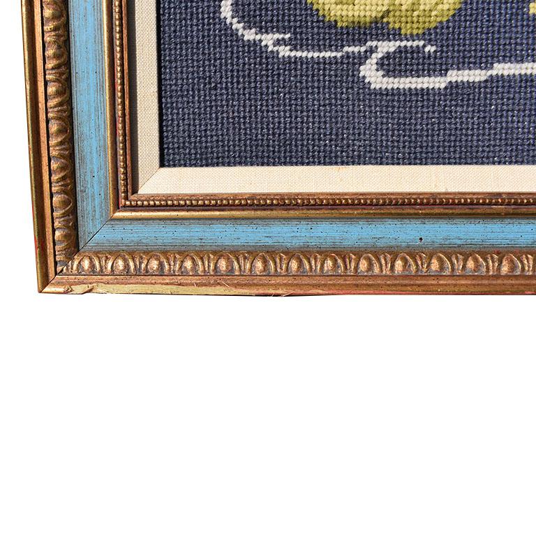 Gerahmter blauer handgestickter Schwan Wandbehang (amerikanisch) im Angebot