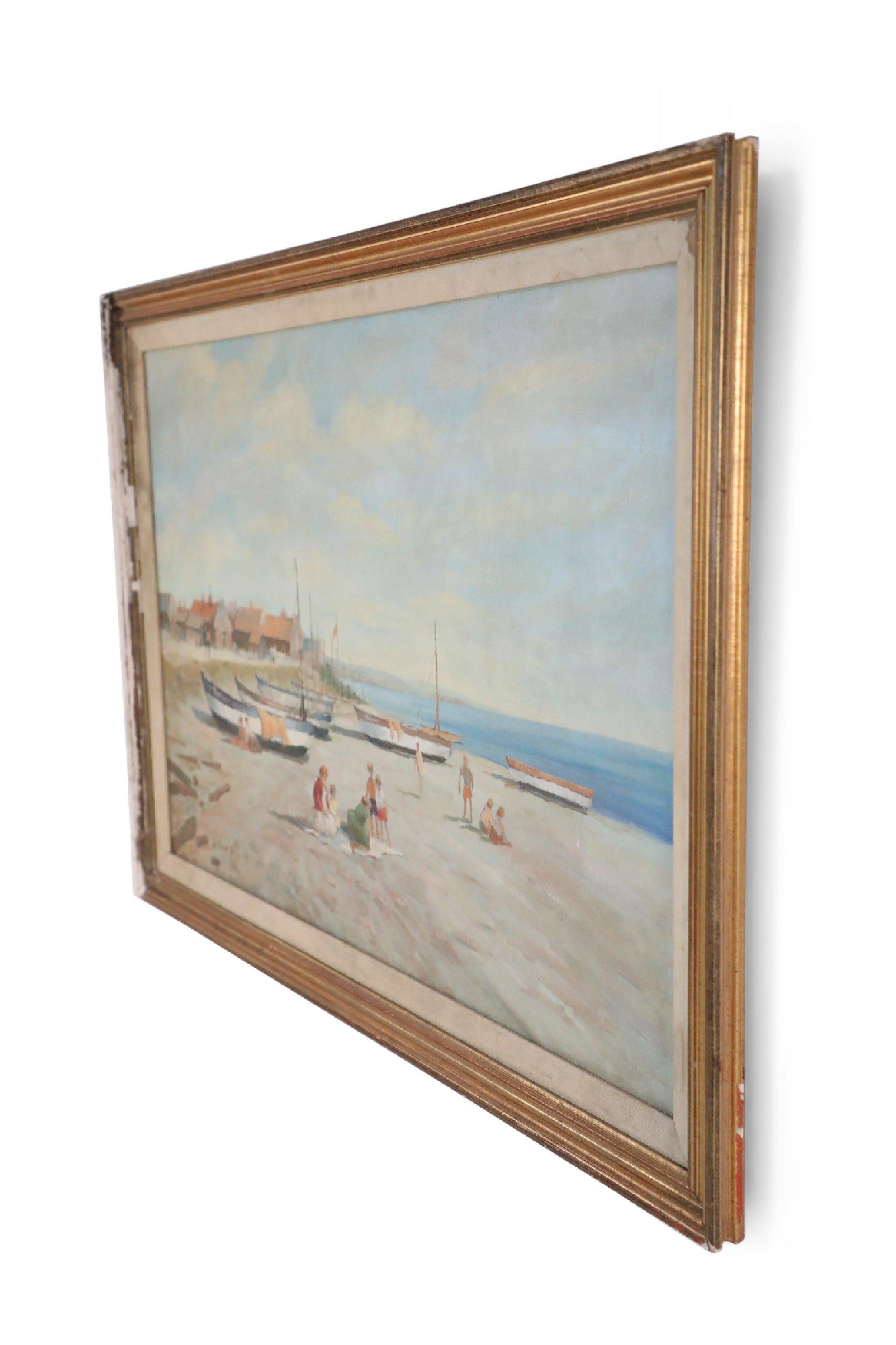 Peinture à l'huile d'époque (20e siècle) représentant des bateaux tirés sur le rivage avec des familles dans le sable, et un village aux toits rouges au loin, dans un cadre doré très usé avec une doublure en tissu.
 