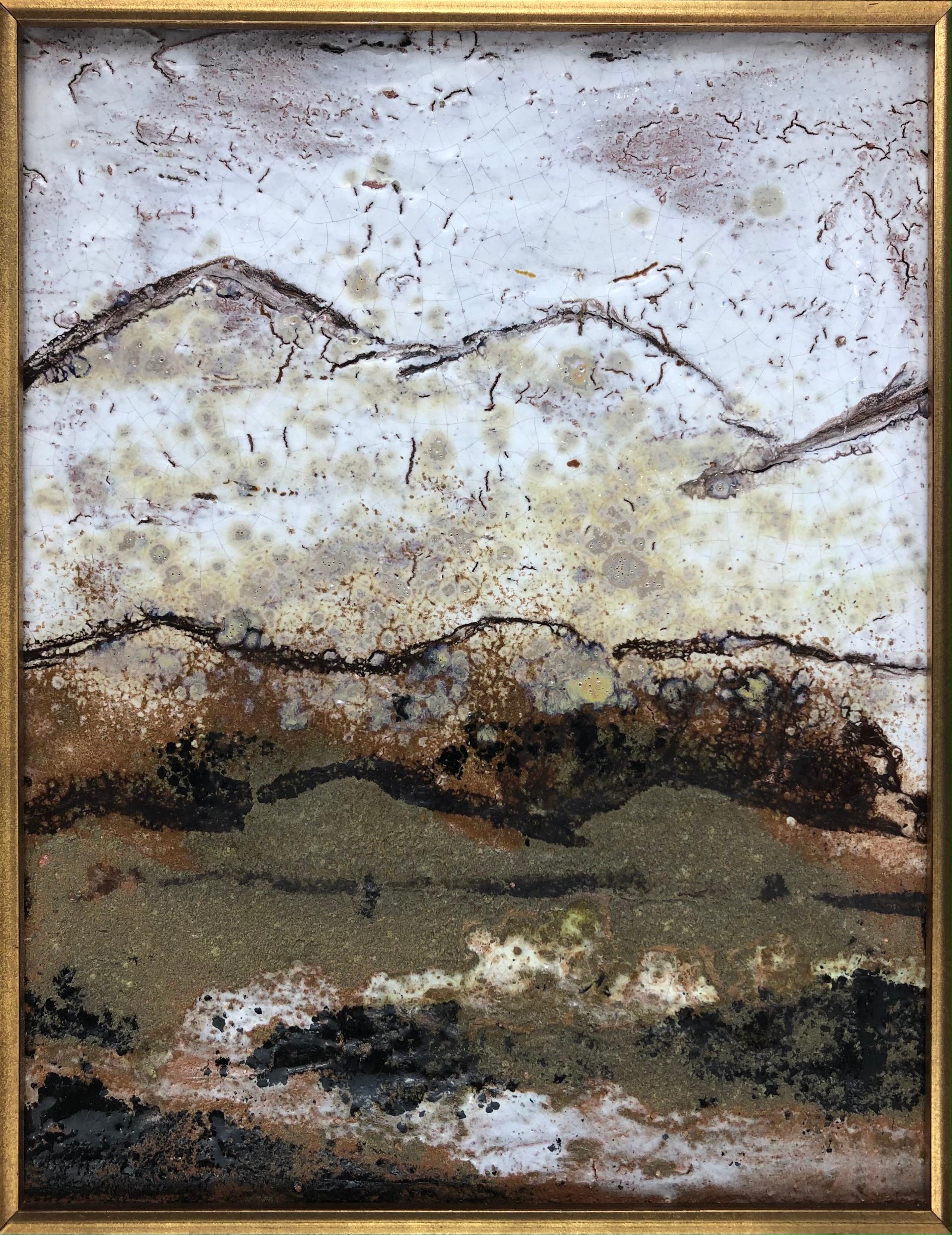 Magnifique carreau d'art mural en céramique peint à la main, datant du milieu du siècle dernier, représentant un paysage avec une chaîne de montagnes dans la région de la Provence. 

Les tons terreux du marron, du beige et d'autres couleurs